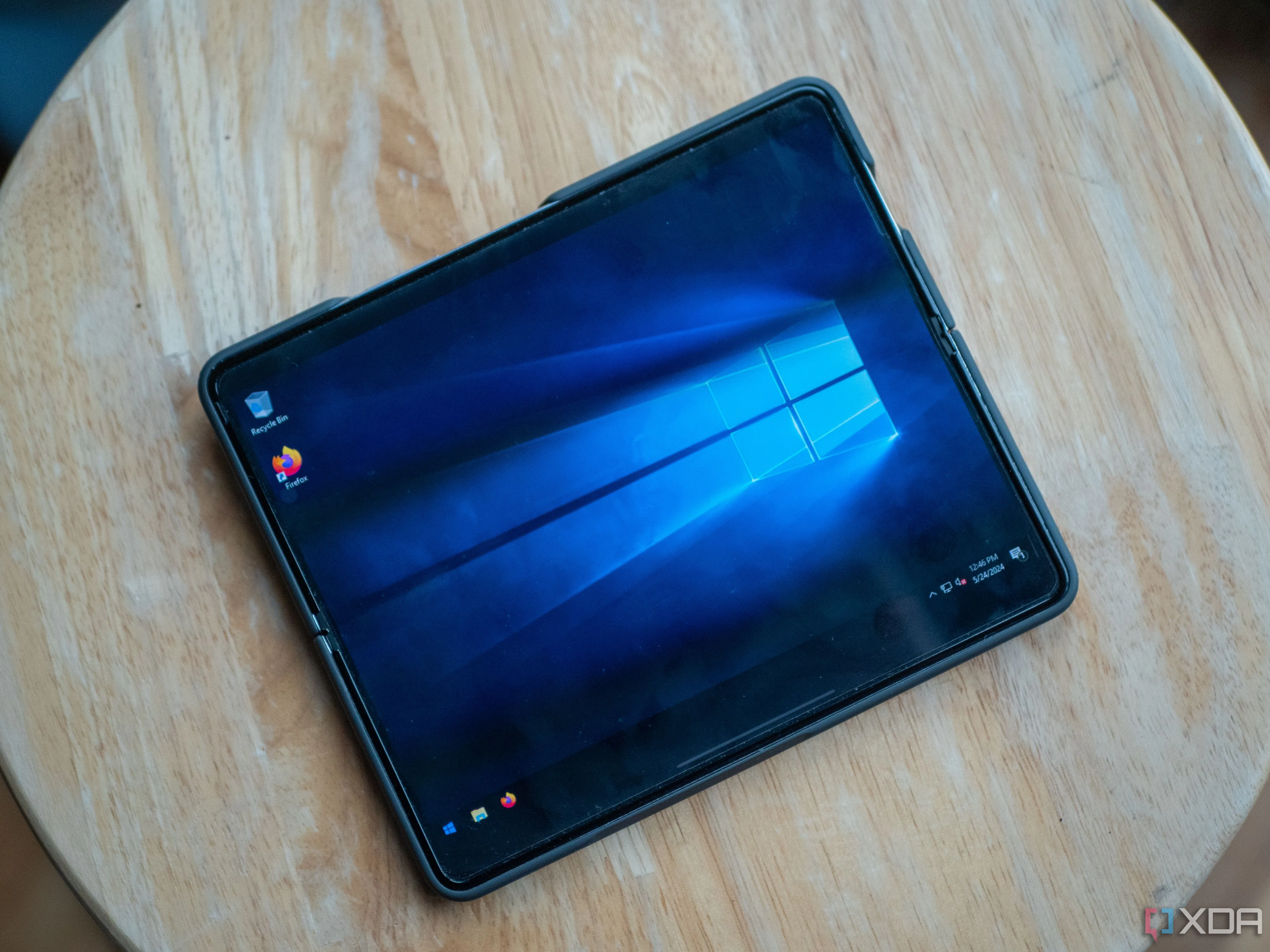 Giao diện Windows 10 trên màn hình Samsung Galaxy Z Fold 5, minh họa khả năng kéo dài sử dụng hệ điều hành khi máy tính Windows 10 hết hỗ trợ.