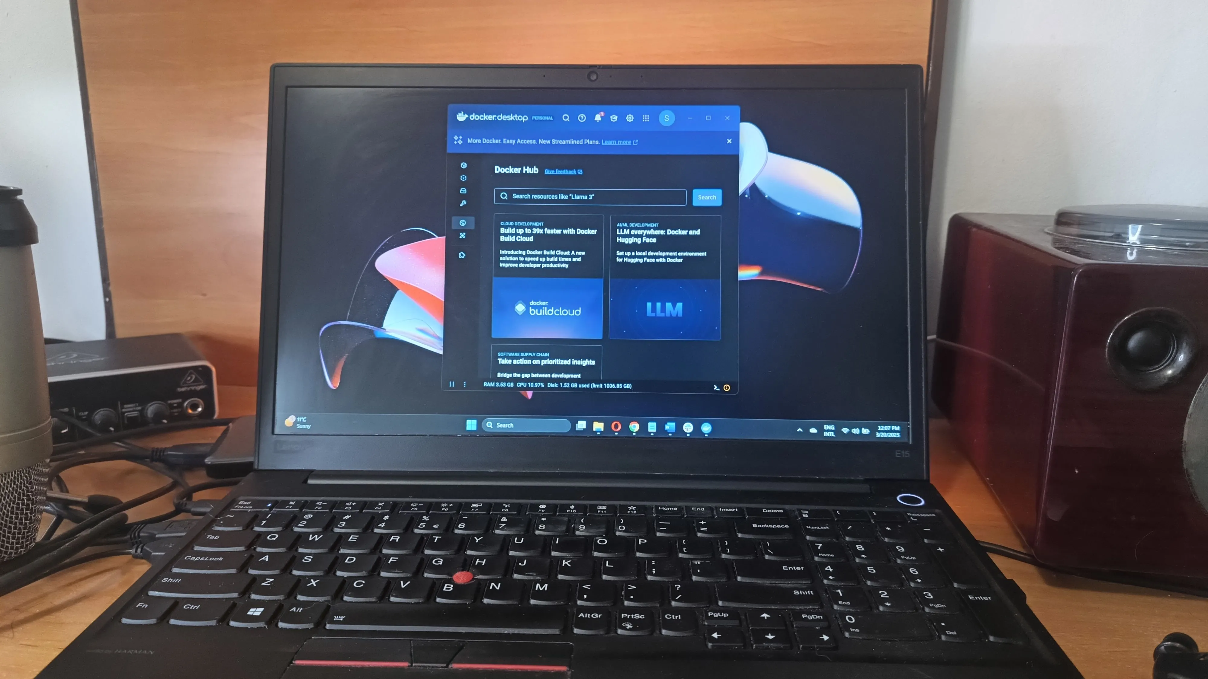Giao diện Windows 11 trên máy tính xách tay, thể hiện sự thay đổi trong chính sách tài khoản của Microsoft.