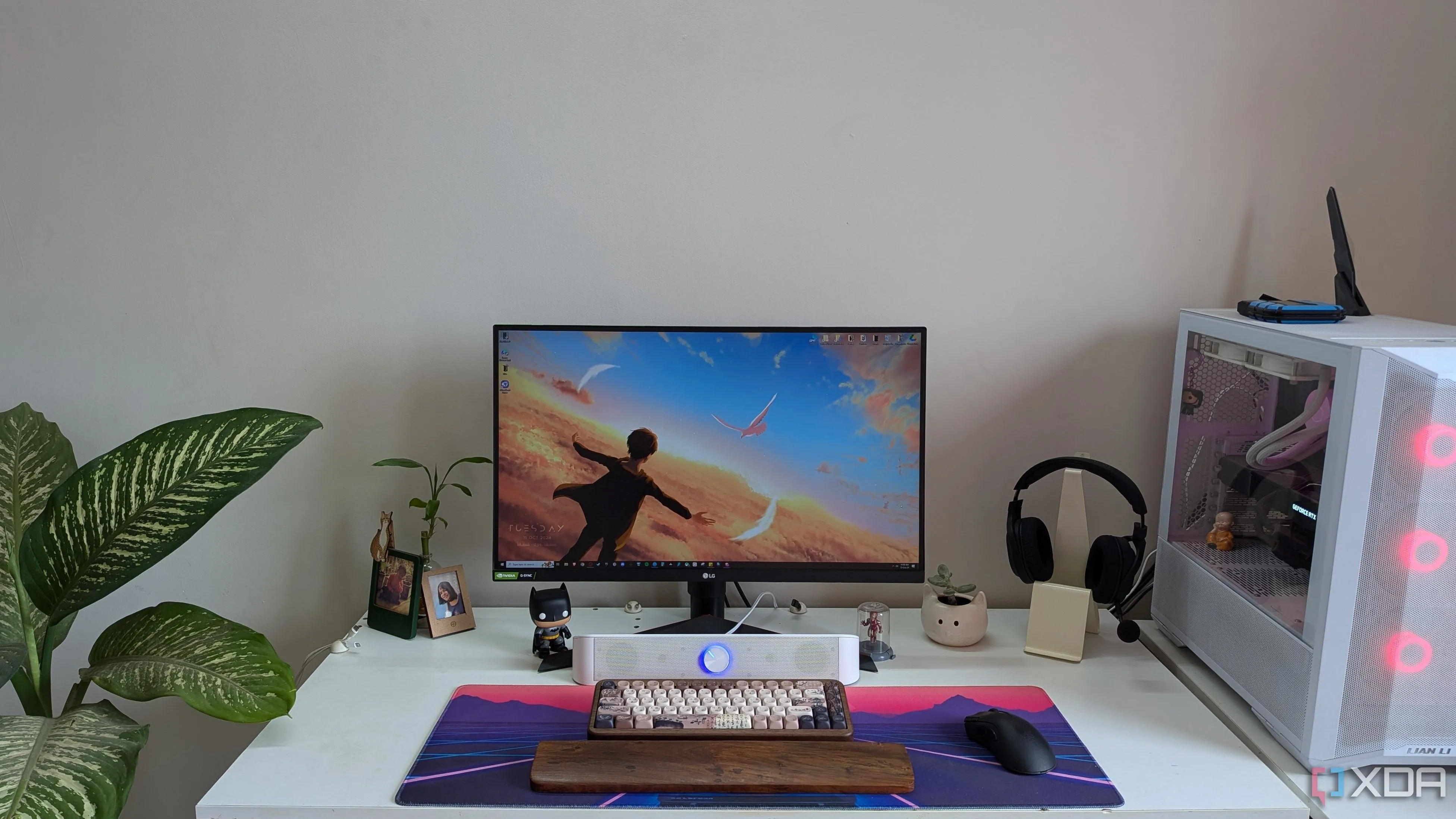 Góc làm việc máy tính được sắp xếp gọn gàng với PC, màn hình và các phụ kiện hài hòa