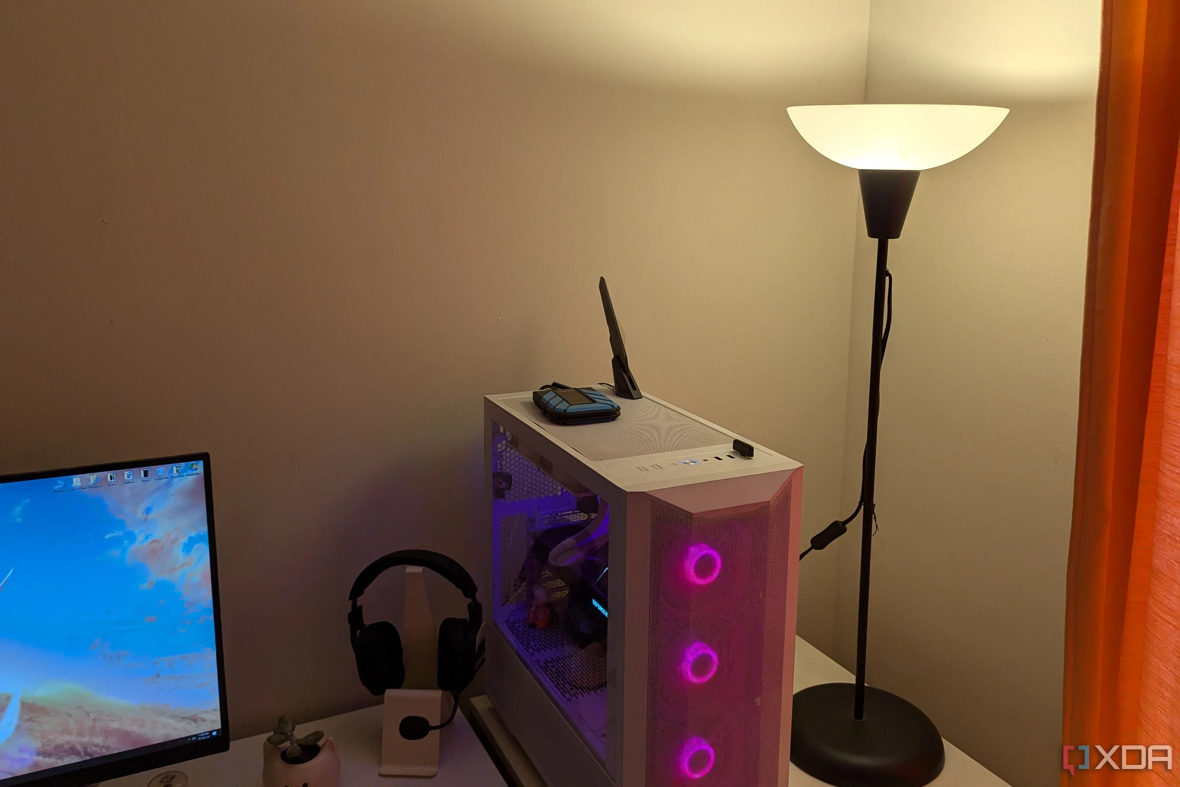 Góc làm việc với máy tính chơi game và đèn chiếu sáng, minh họa không gian cần kết nối Wi-Fi ổn định