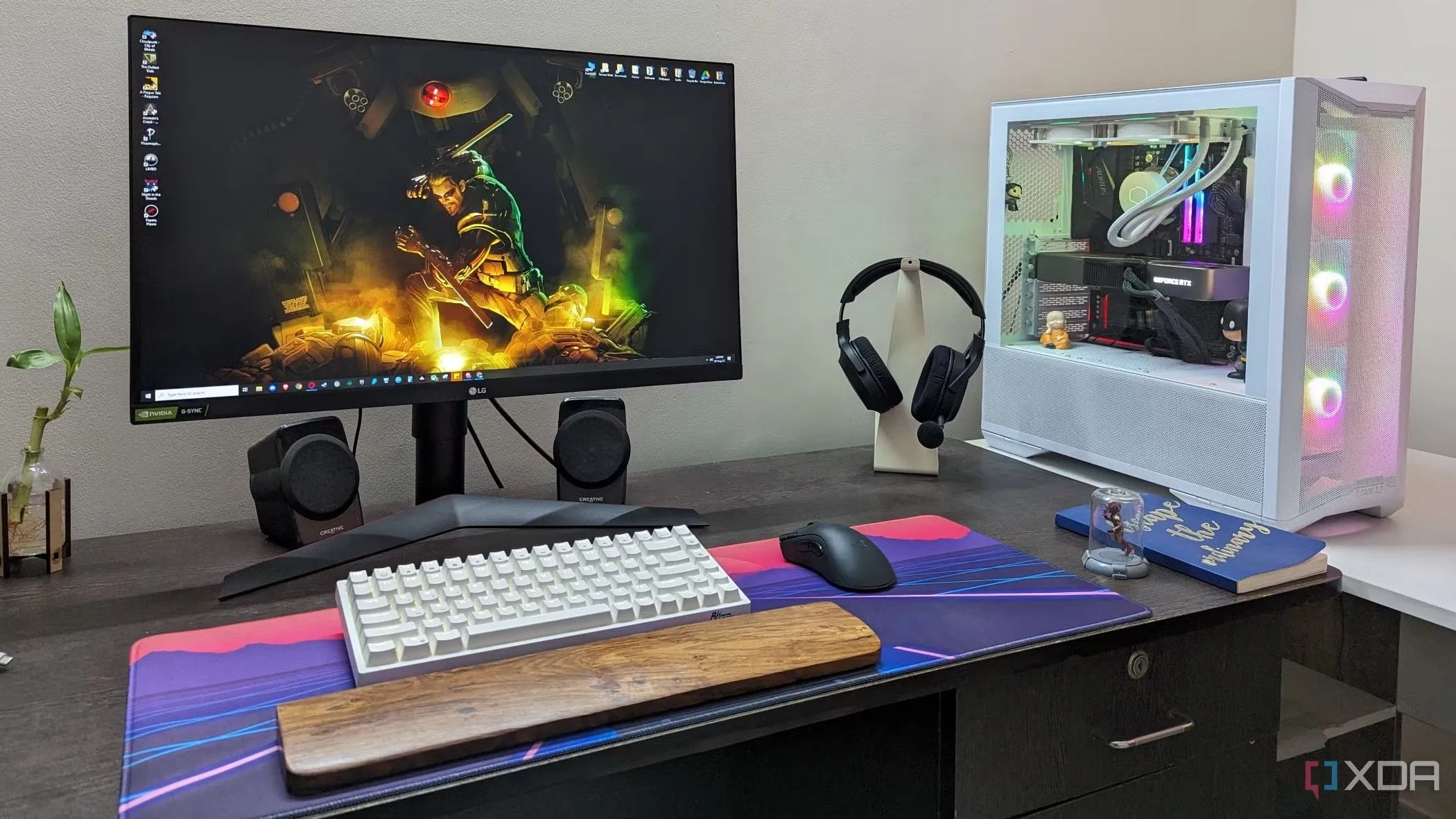 Góc làm việc với máy tính để bàn PC và các thiết bị ngoại vi