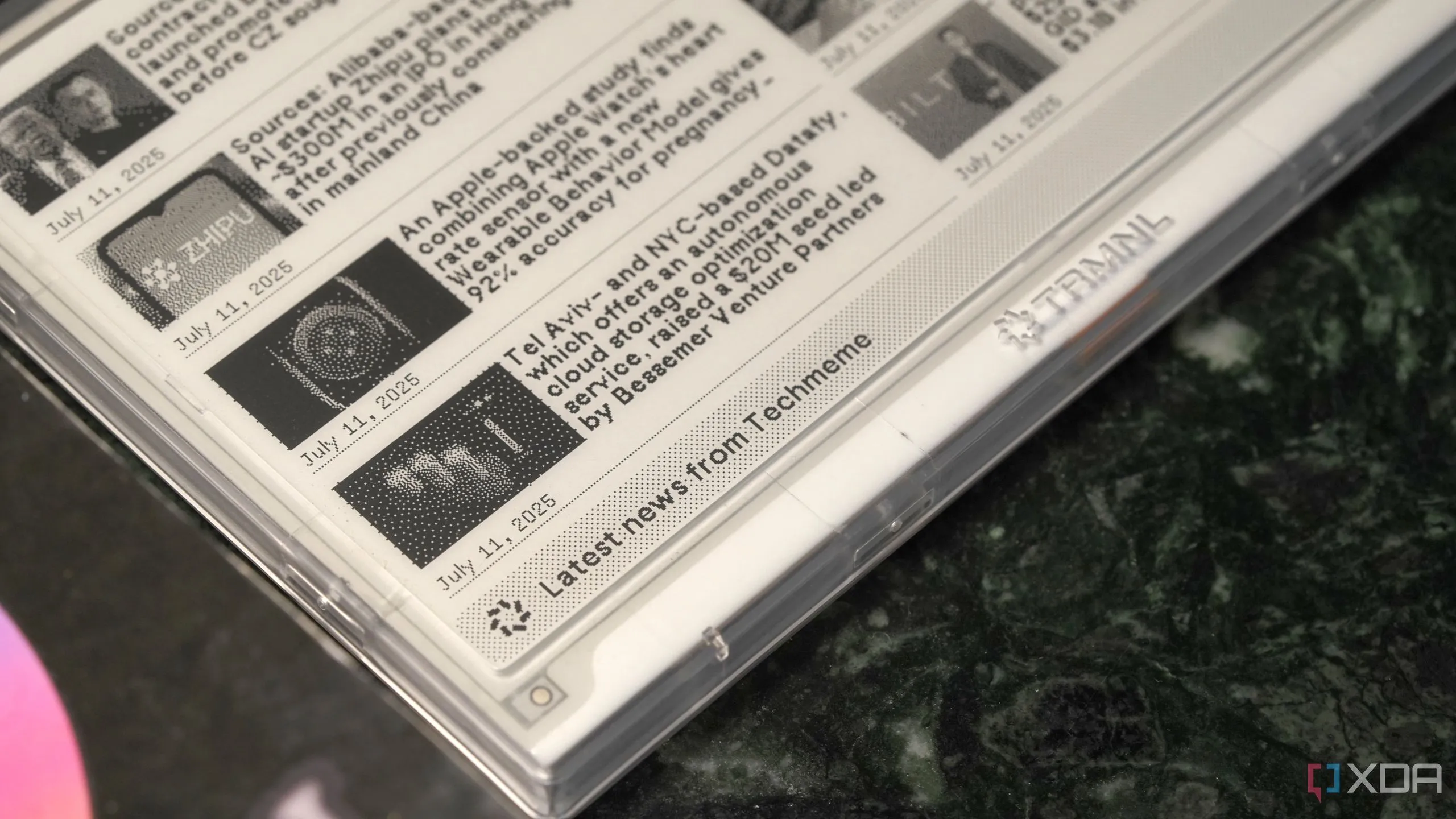 Góc màn hình e-ink TRMNL hiển thị tin tức cập nhật, minh họa tính năng cập nhật im lặng và bố cục đa thông tin
