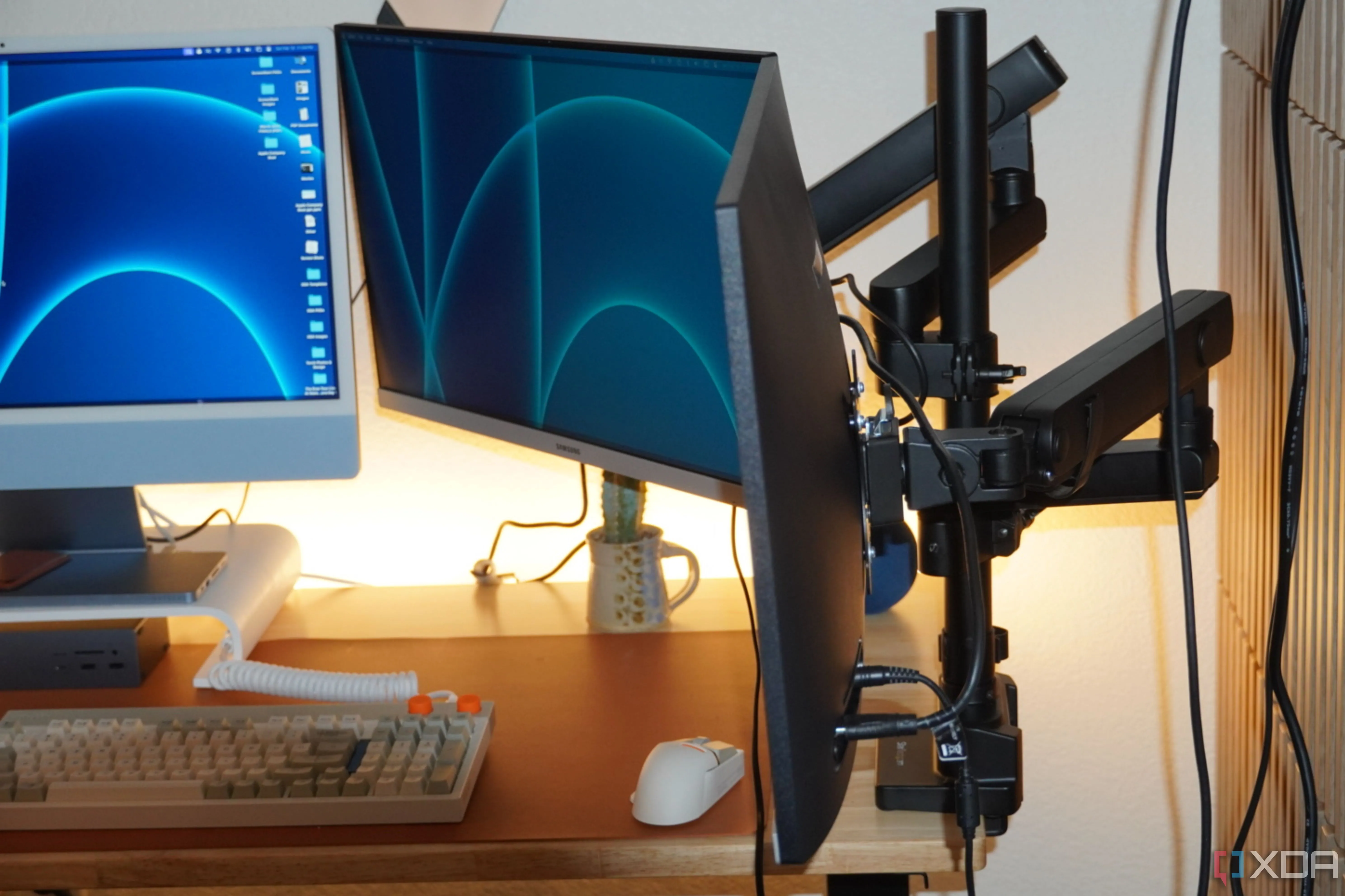 Góc nghiêng của tay đỡ màn hình StarTech Dual Monitor Arm từ phía bên