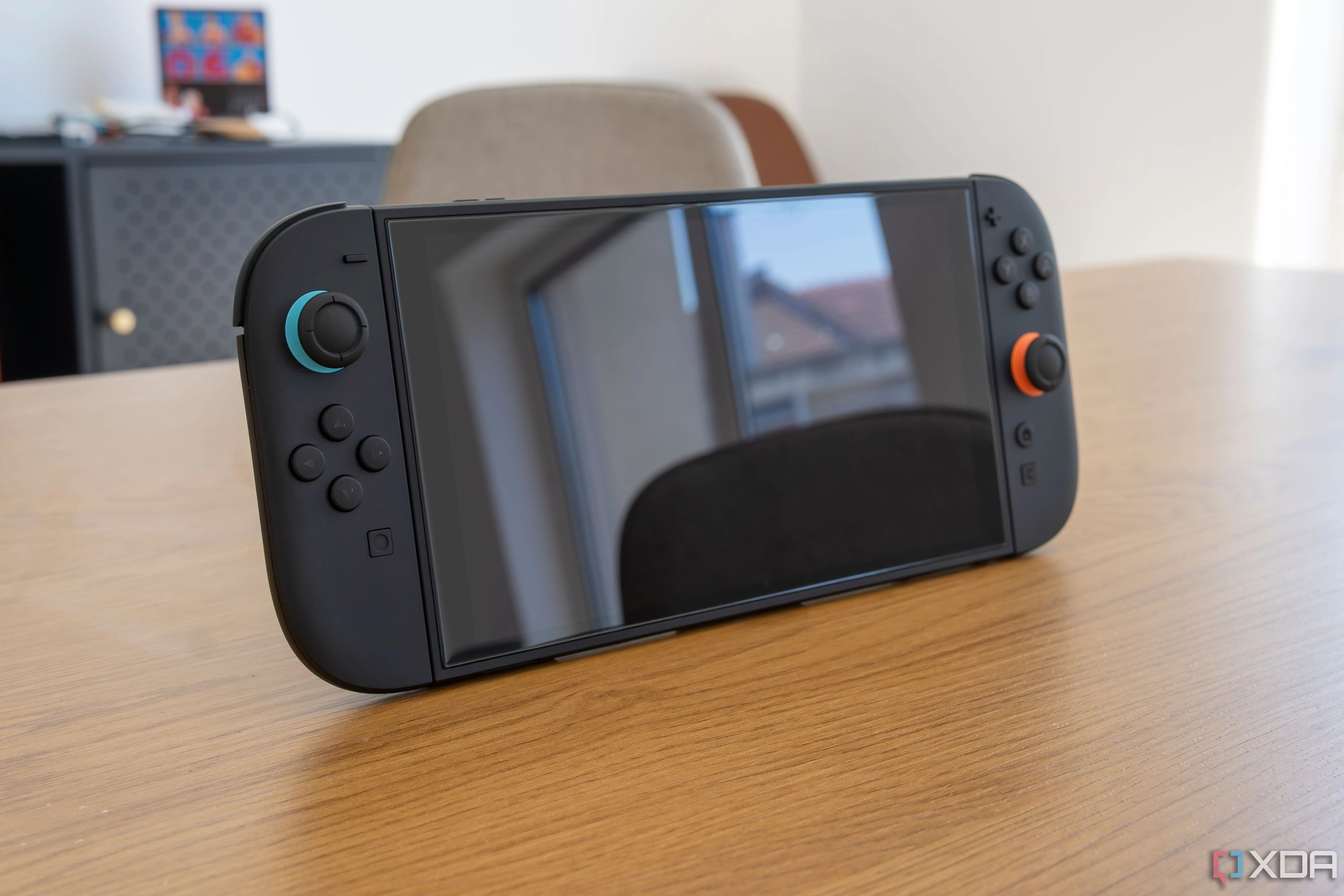Góc nhìn trực diện máy Nintendo Switch 2 trên bàn gỗ, thể hiện thiết kế cao cấp và hiện đại