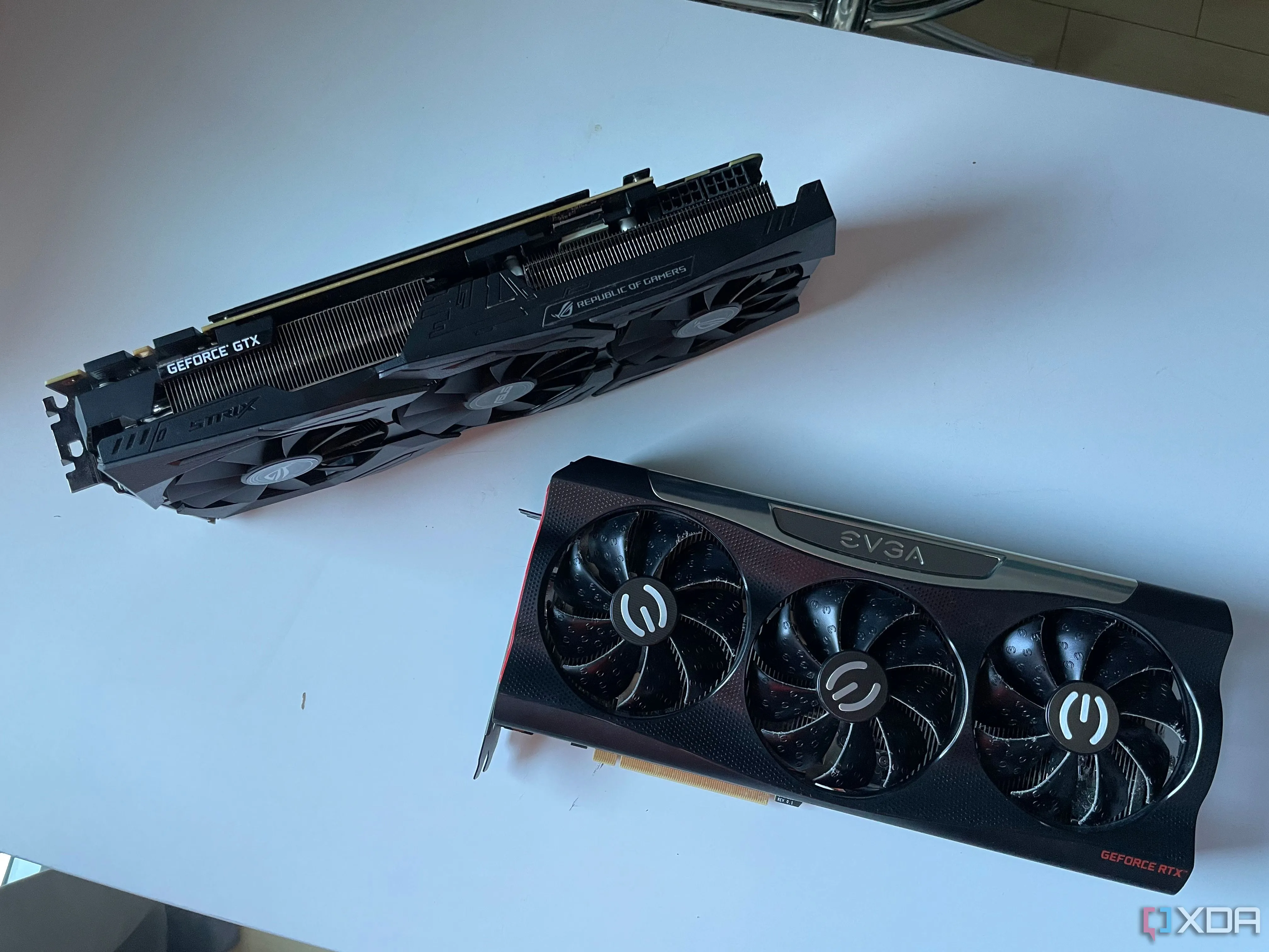 Hai card đồ họa ASUS STRIX GTX 1080 Ti và EVGA RTX 3080, minh họa sự đa dạng và phát triển của GPU
