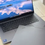 Hai chiếc laptop Lenovo ThinkPad X9 Aura Edition, một chiếc gập lại đặt trên bàn phím của chiếc còn lại