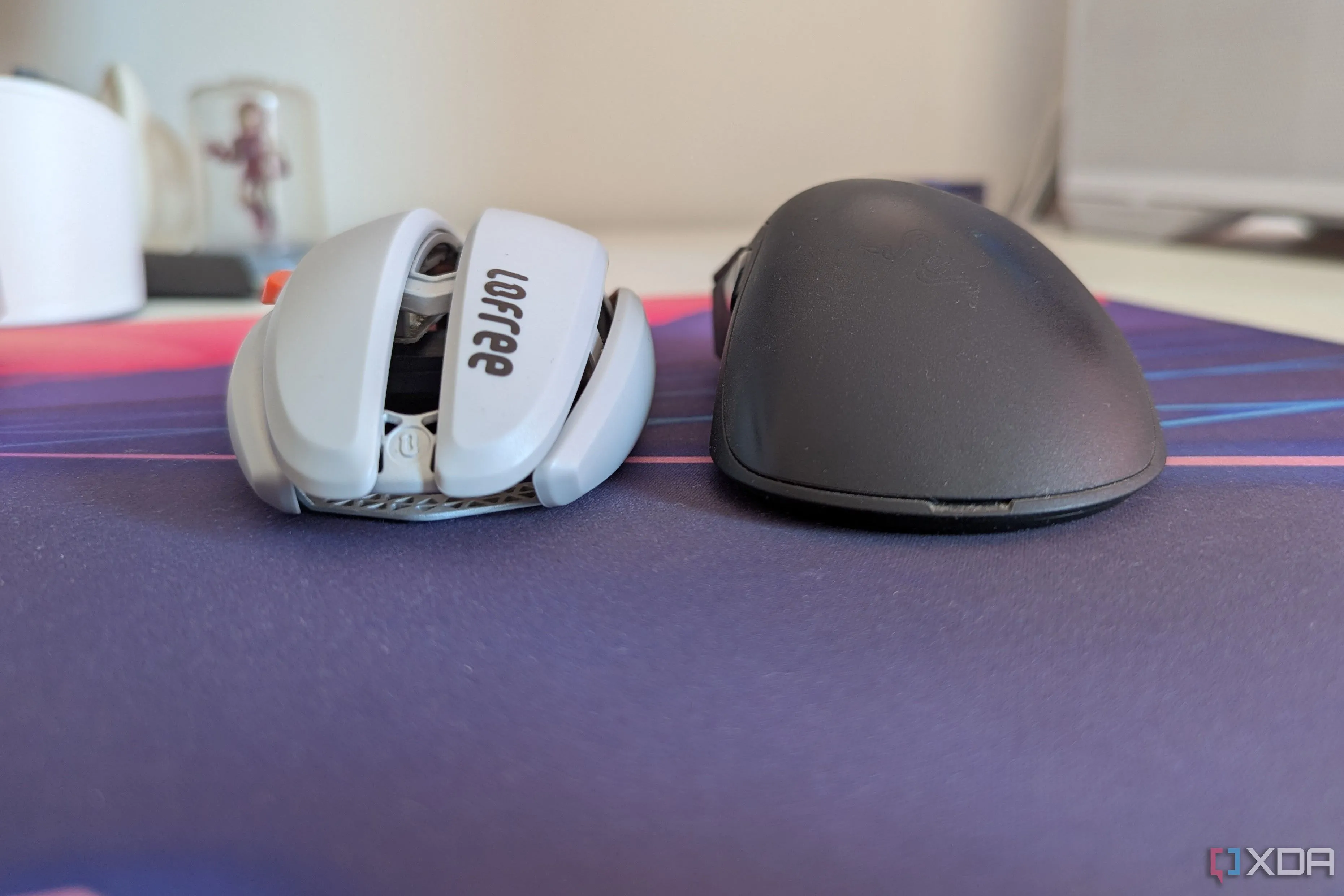 Hai mẫu chuột gaming, một trắng và một đen, đặt cạnh nhau minh họa sự khác biệt về thiết kế.