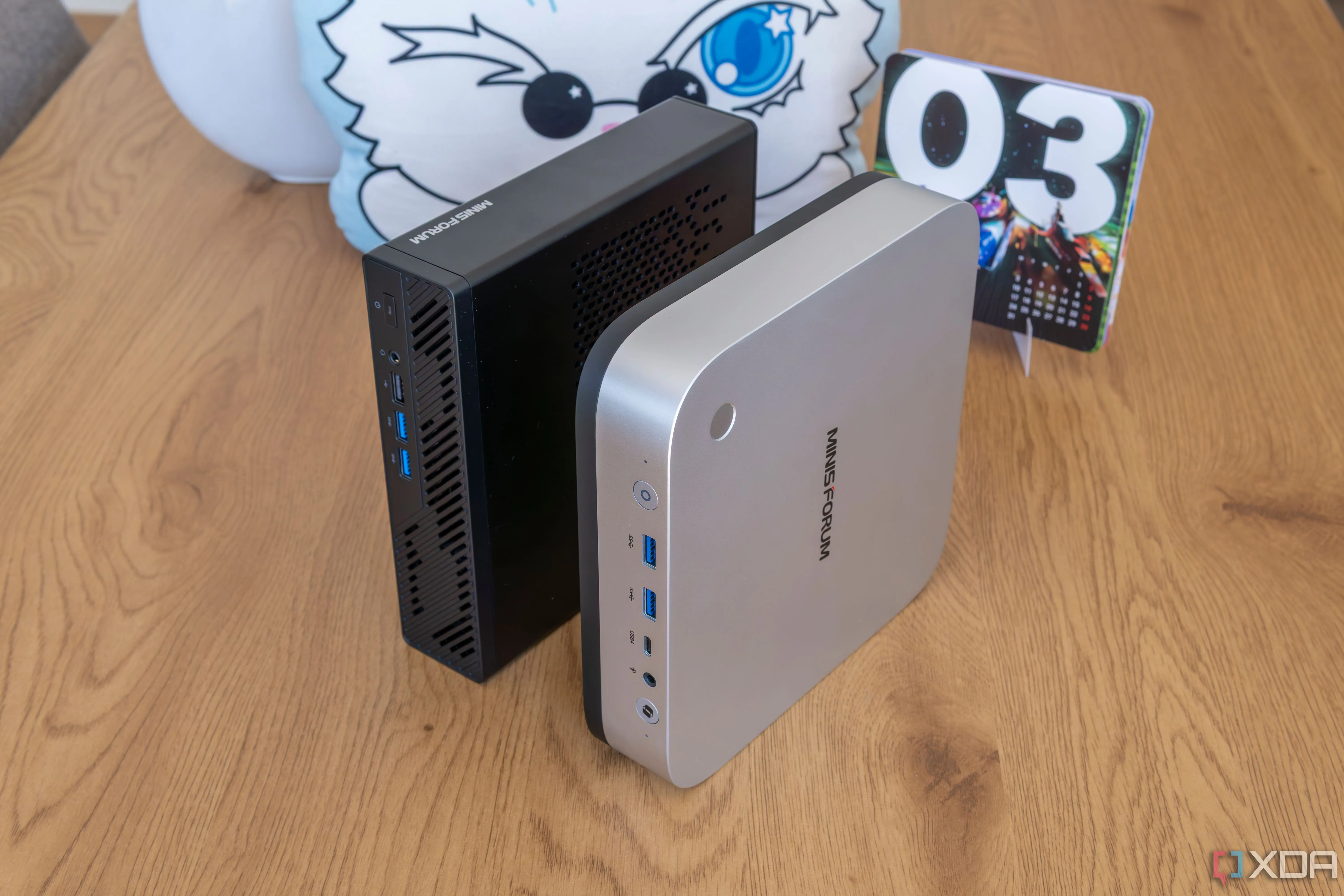 Hai máy tính Mini-PC Minisforum AI X1 Pro và MS-A1 thể hiện thiết kế nhỏ gọn, lý tưởng cho home lab