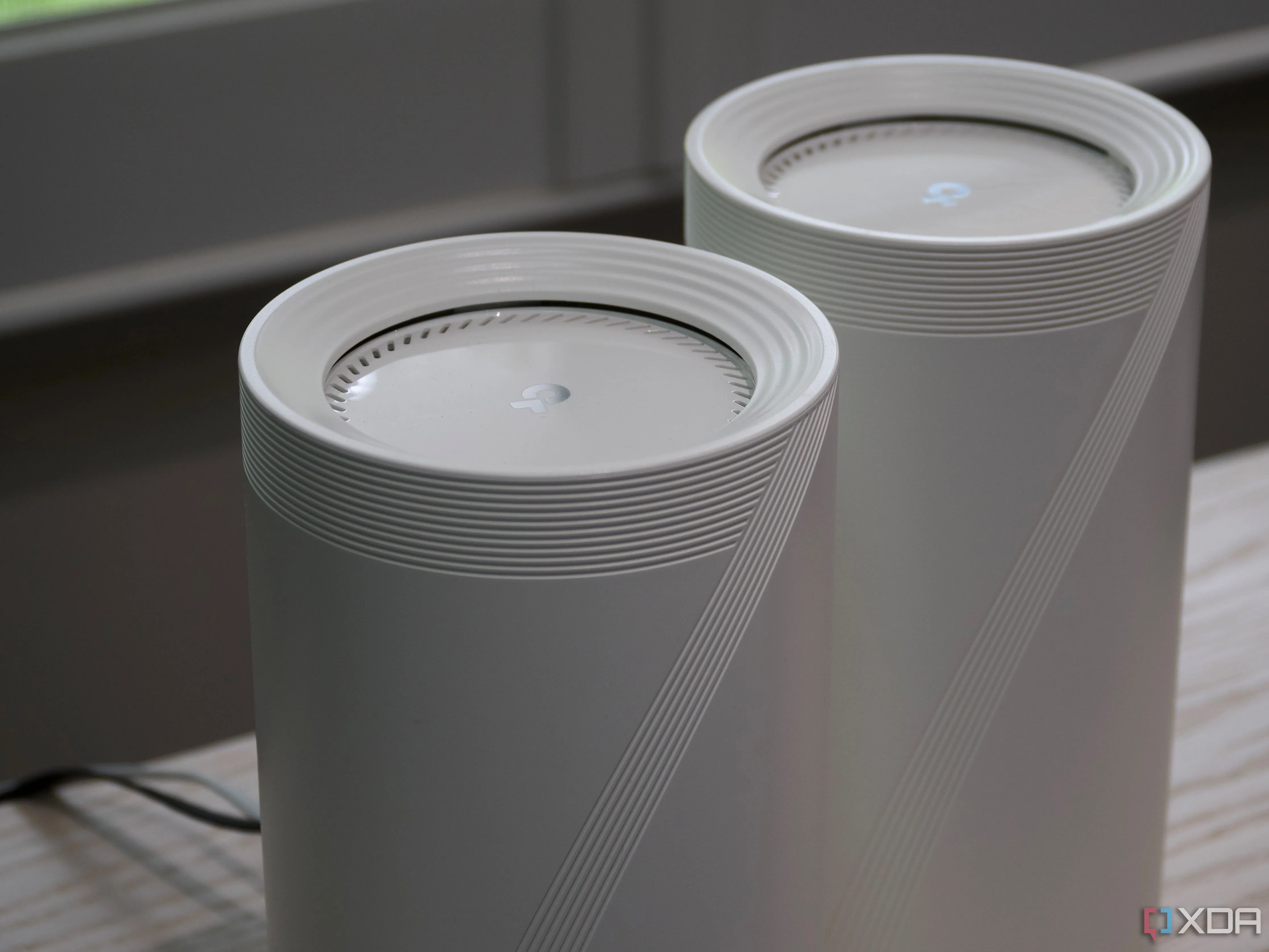 Hai node của hệ thống Wi-Fi Mesh TP-Link Deco BE85 với thiết kế tản nhiệt, minh họa tính linh hoạt của EasyMesh