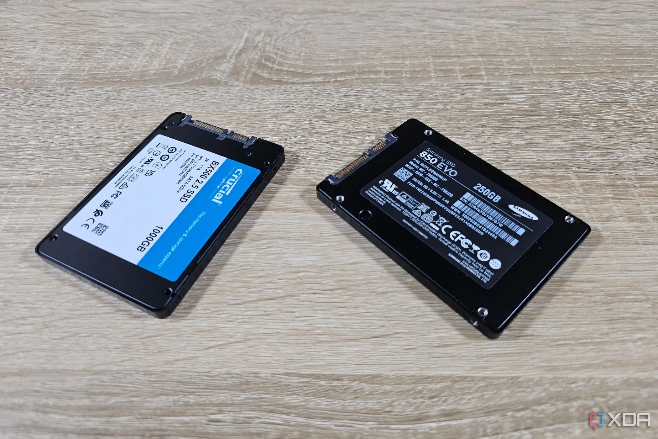 Hai ổ cứng SSD M.2 được đặt cạnh nhau, minh họa các loại thiết bị lưu trữ hiện đại