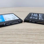 Hai ổ cứng SSD Samsung và Crucial trên bàn làm việc minh họa dữ liệu được quản lý hiệu quả bởi TRIM