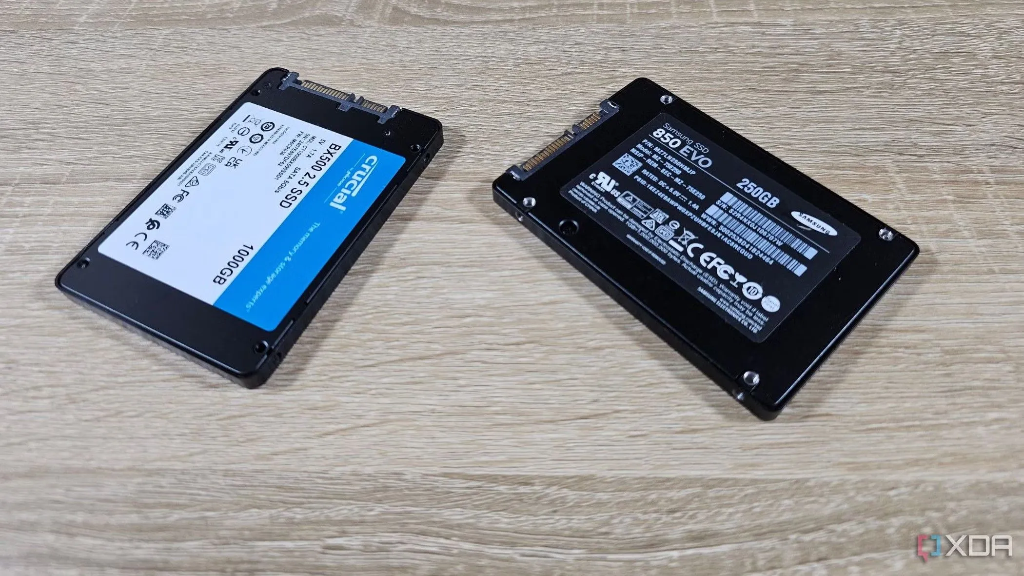 Hai ổ SSD trên một bàn làm việc