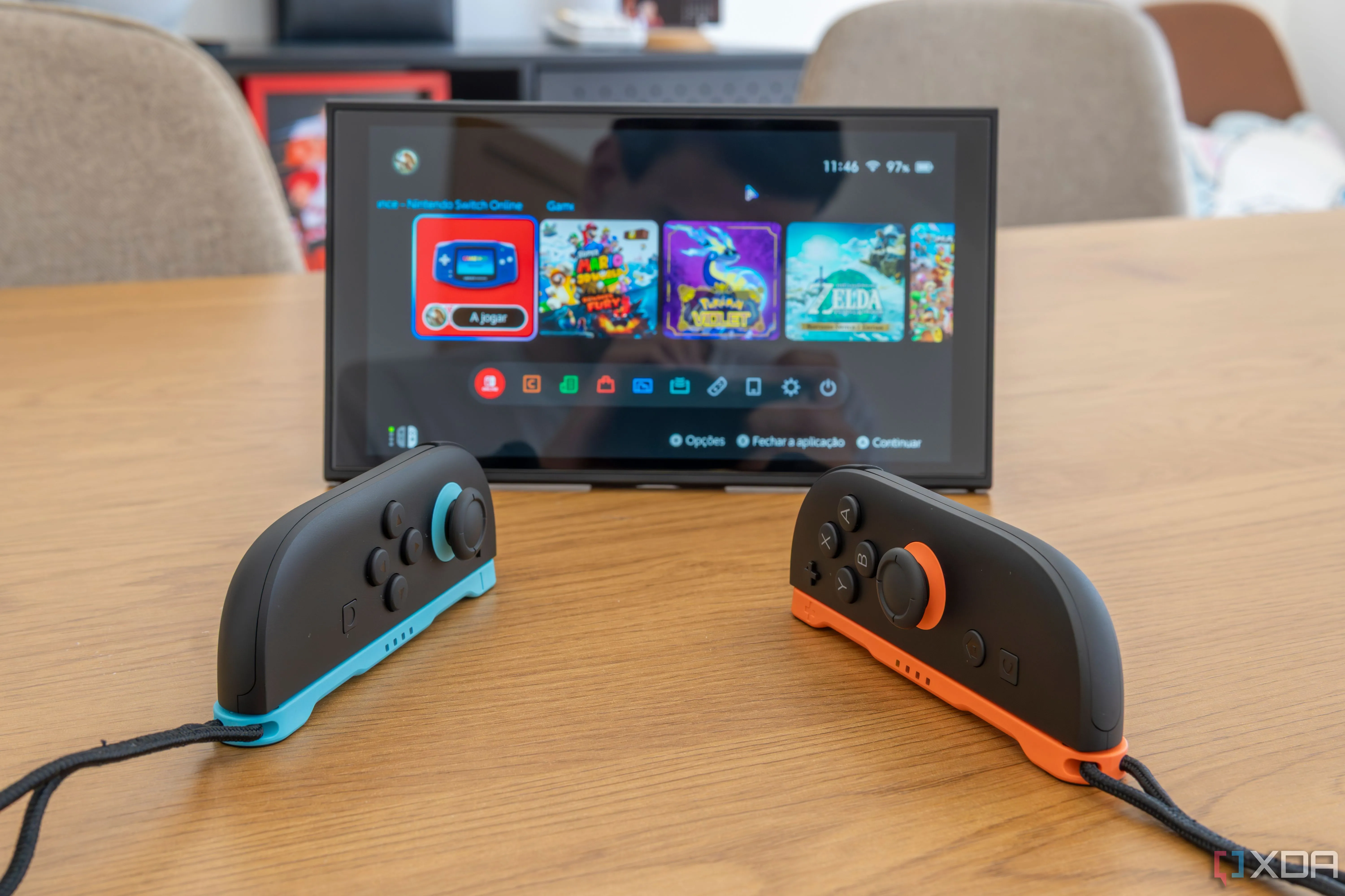 Hai tay cầm Joy-Con 2 trong chế độ chuột, đặt trước máy Nintendo Switch 2 ở chế độ tabletop, minh họa tính năng cảm biến chuột