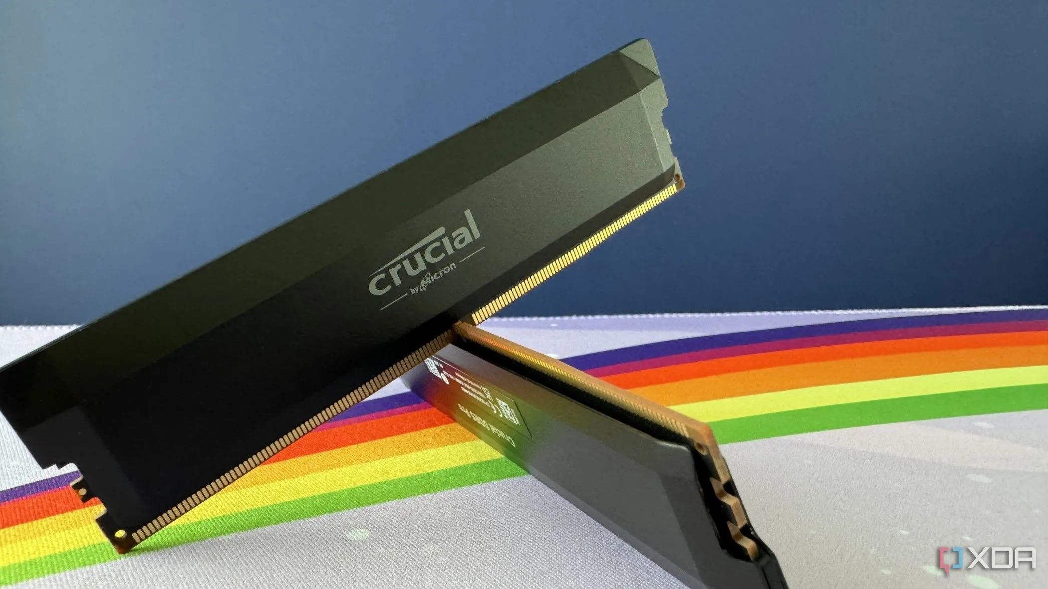 Hai thanh RAM Crucial Pro Overclocking DDR5-6000 đặt chéo nhau, minh họa độ tương thích