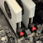 Hai thanh RAM DDR5 gắn vào khe A2 và B2 trên bo mạch chủ, minh họa cấu hình tối ưu cho hiệu suất cao