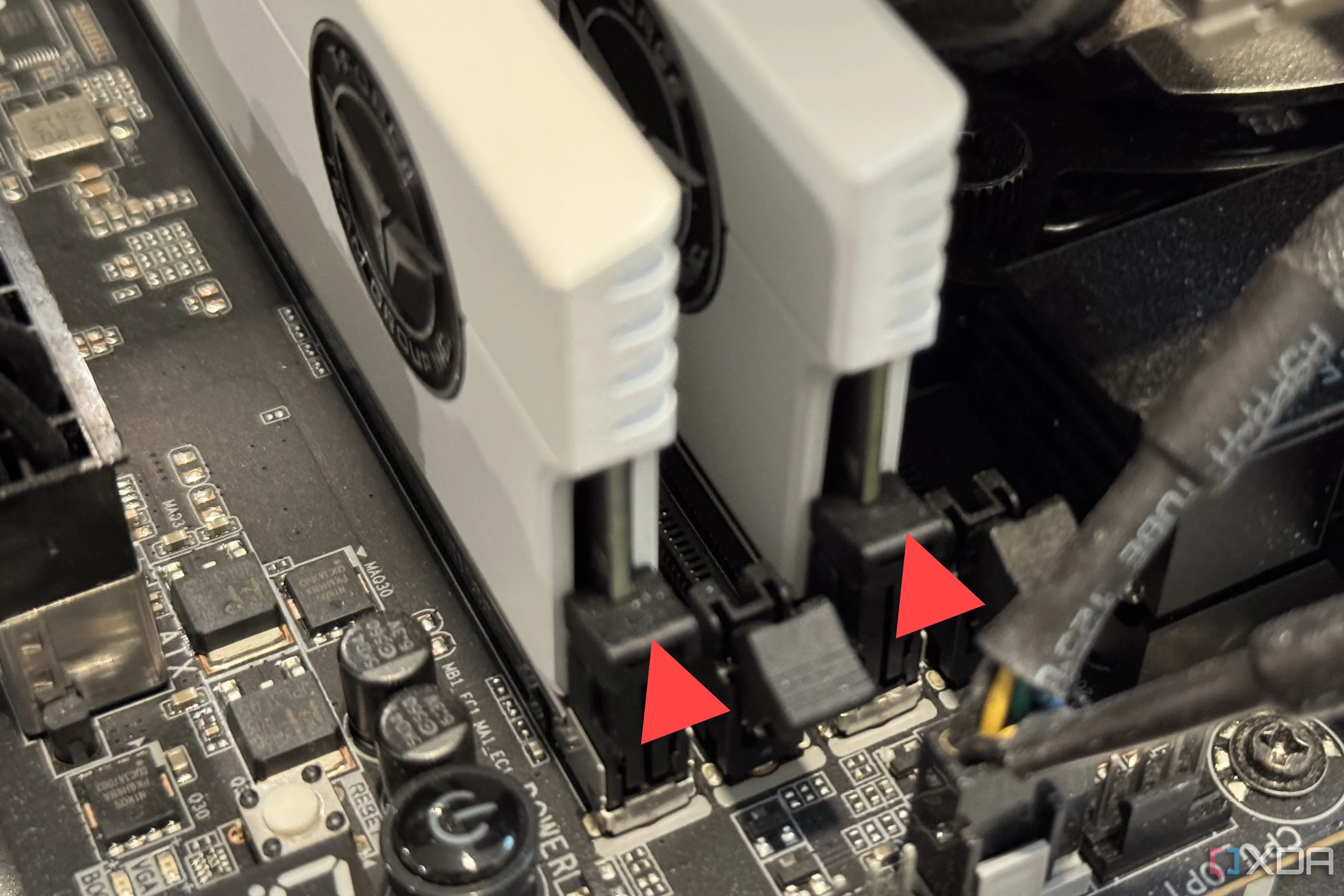 Hai thanh RAM DDR5 gắn vào khe A2 và B2 trên bo mạch chủ, minh họa cấu hình tối ưu cho hiệu suất cao