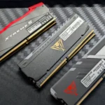 Hai thanh RAM Patriot DDR4 và DDR5 đặt trên bàn làm việc, minh họa cấu hình RAM kênh đôi