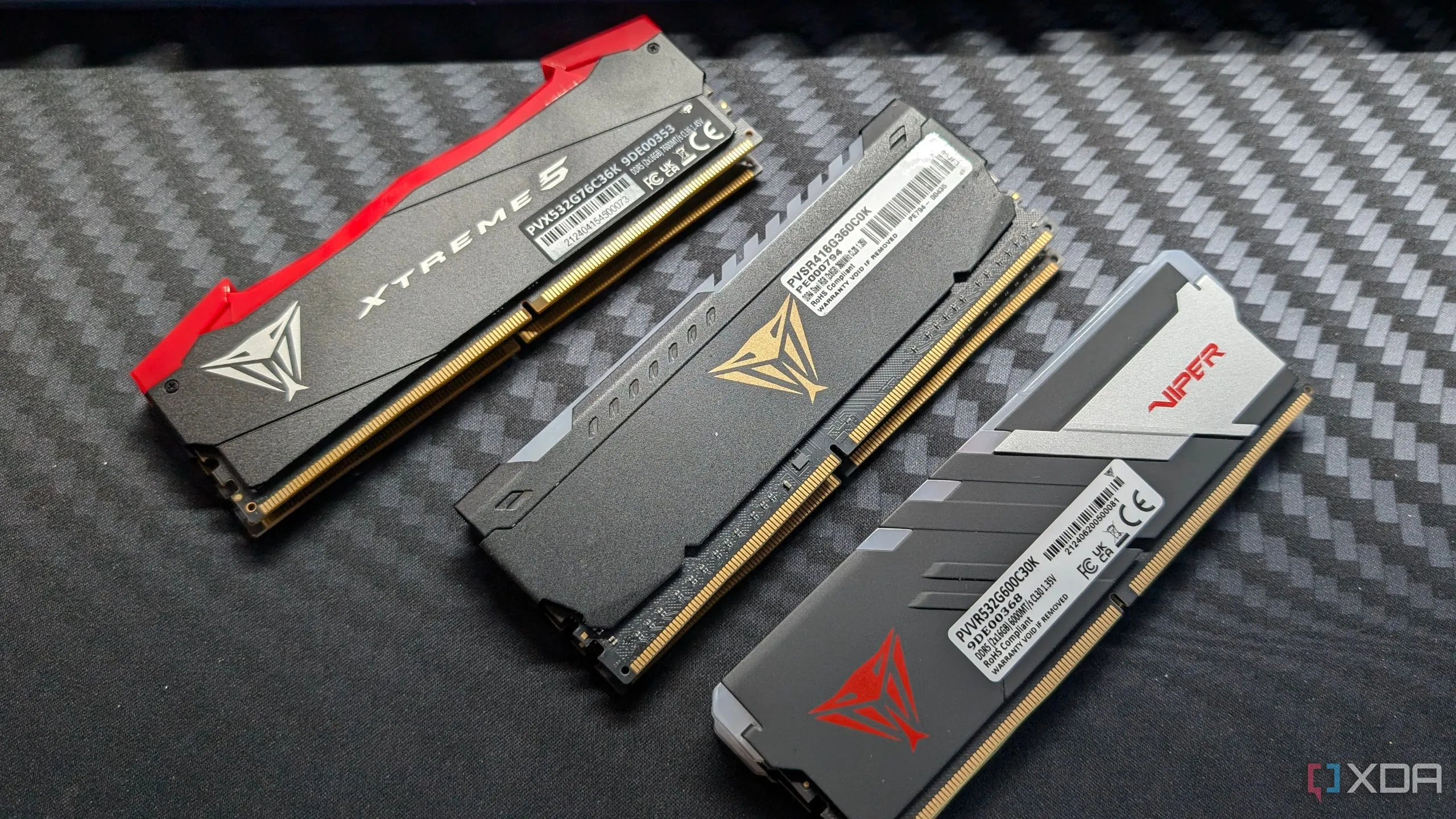 Hai thanh RAM Patriot DDR4 và DDR5 đặt trên bàn làm việc, minh họa cấu hình RAM kênh đôi