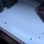 Hạt bụi bám rõ trên quạt tản nhiệt và linh kiện bên trong vỏ case PC tông trắng