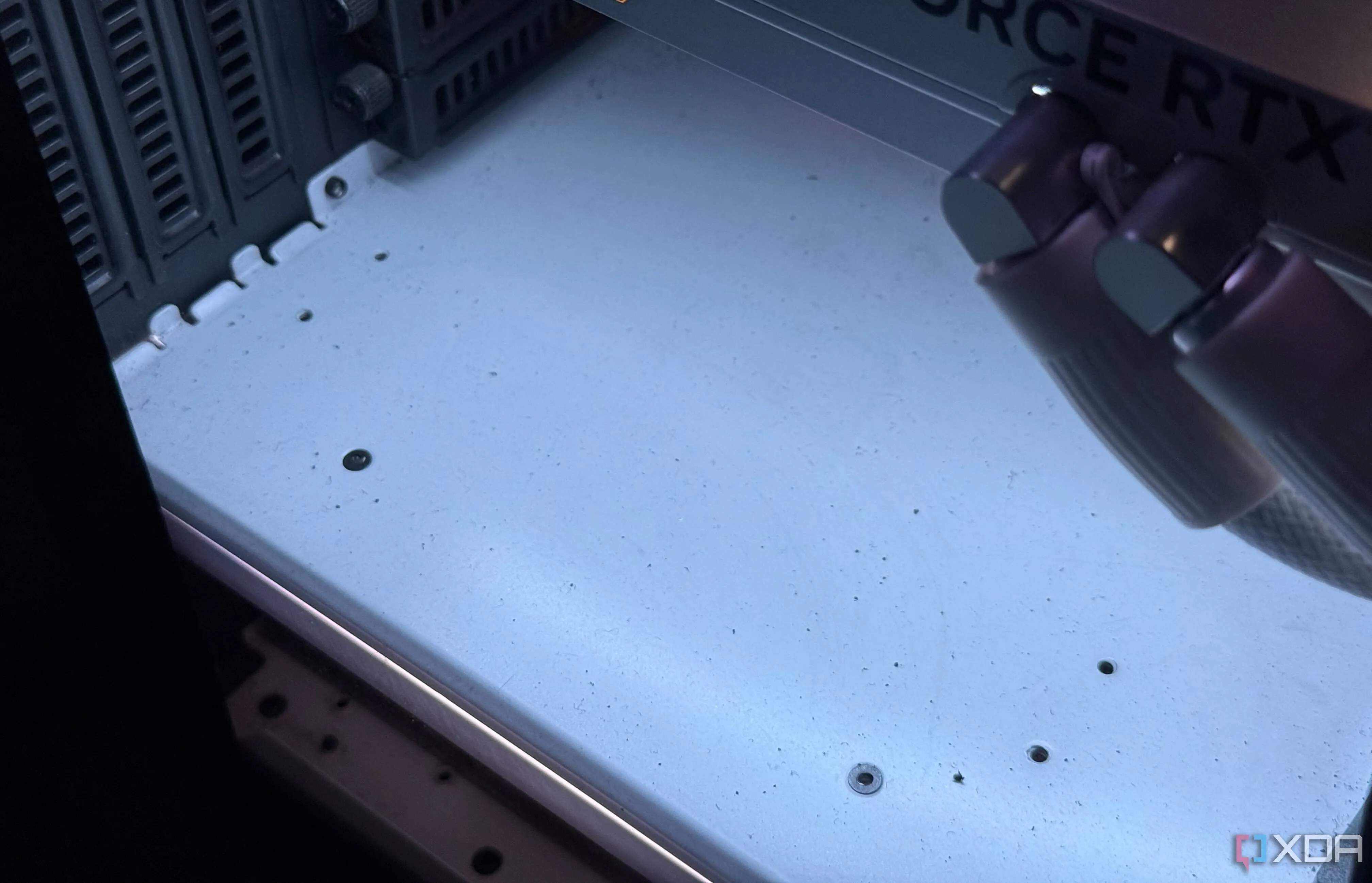 Hạt bụi bám rõ trên quạt tản nhiệt và linh kiện bên trong vỏ case PC tông trắng