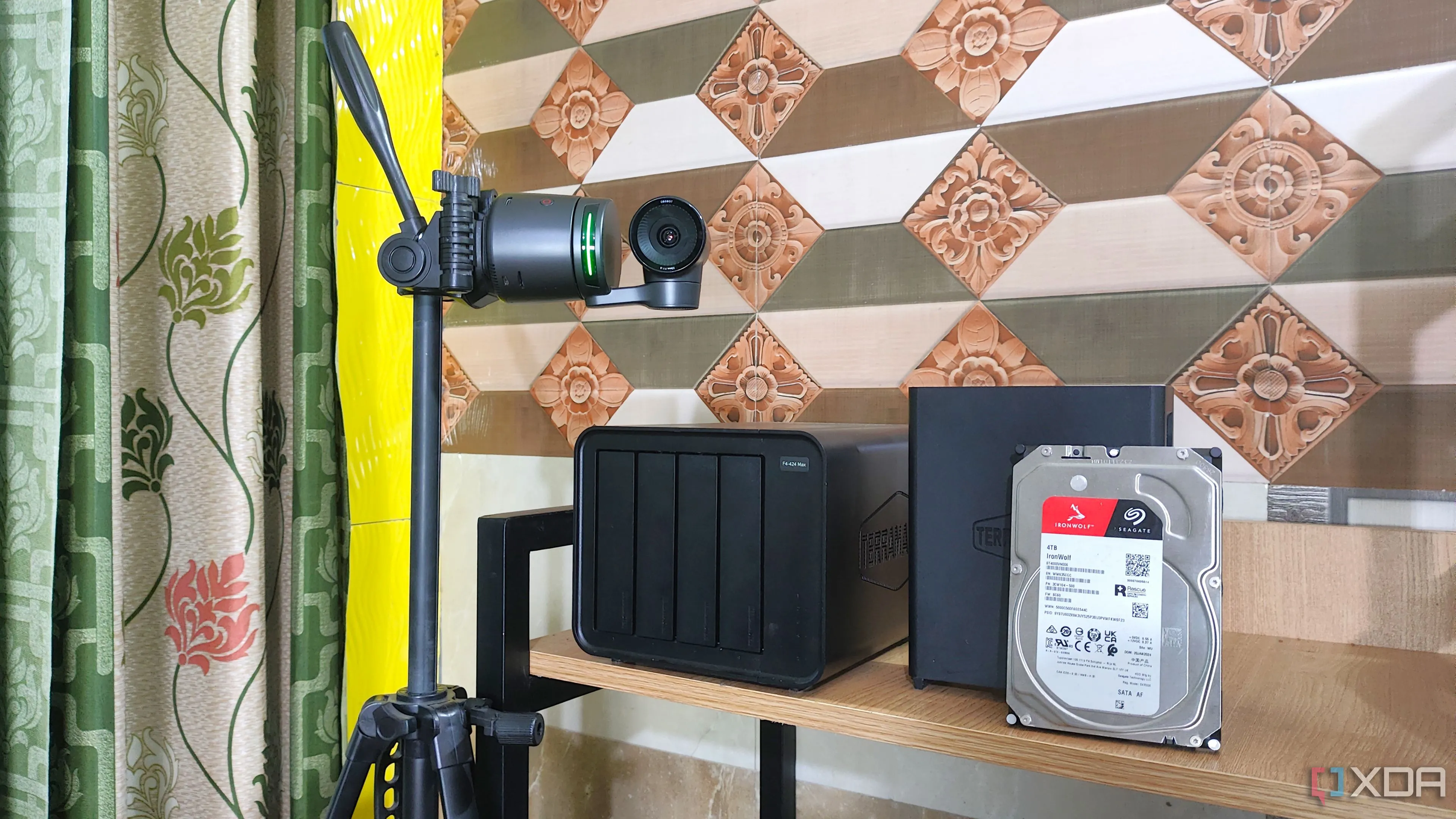 Hệ thống giám sát với camera Obsbot và thiết bị NAS TerraMaster, minh họa cho việc ổ cứng HDD phù hợp với ghi dữ liệu liên tục