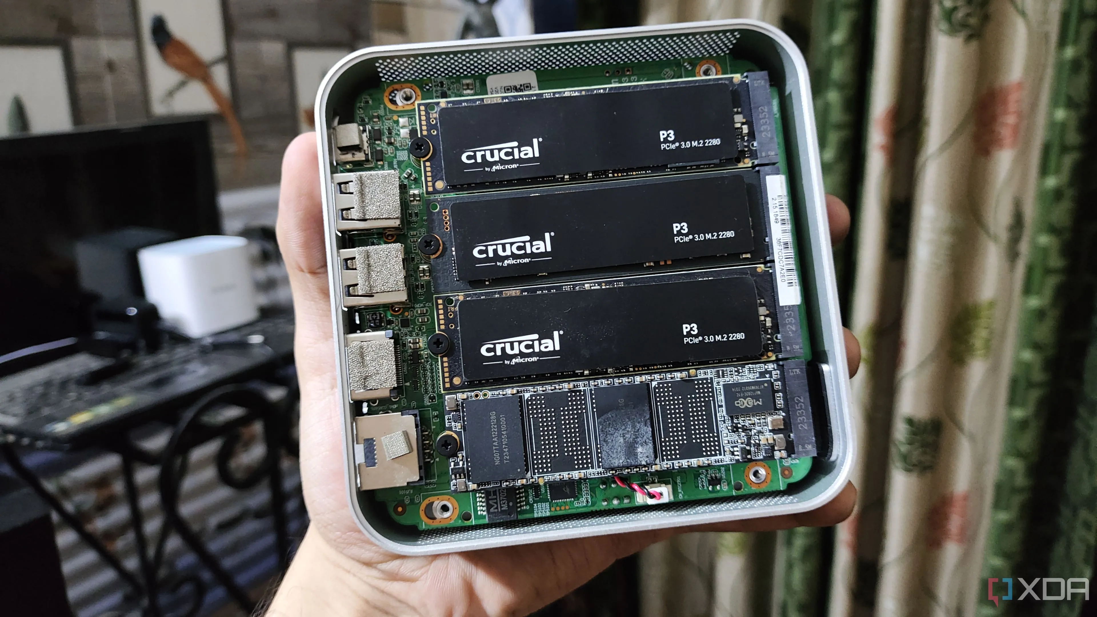 Hệ thống NAS Aiffro với bốn ổ SSD được lắp đặt, minh họa việc sử dụng SSD trong các giải pháp lưu trữ dữ liệu hiệu suất cao.