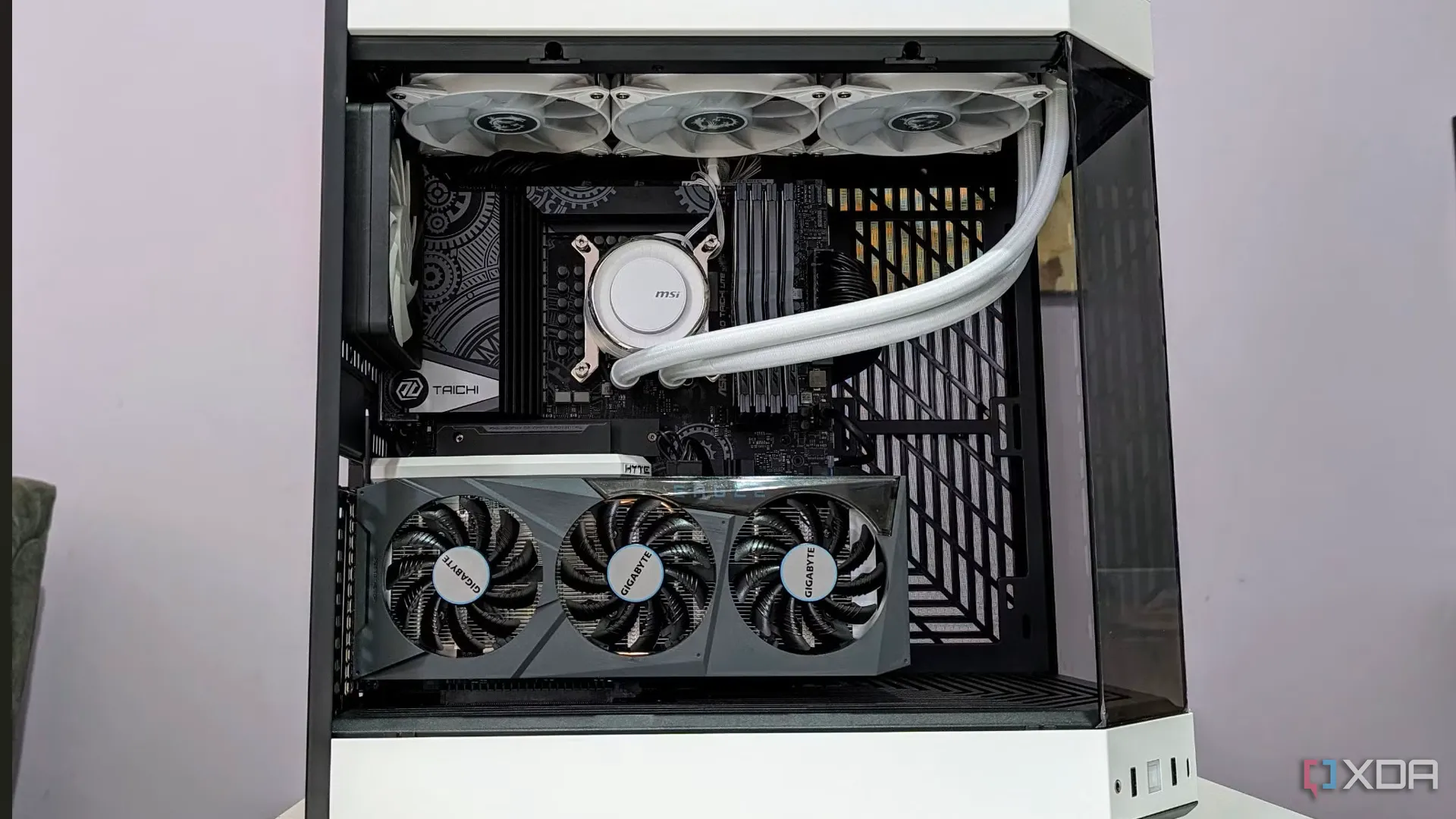 Hệ thống PC hoàn chỉnh với vỏ case màu trắng và các linh kiện bên trong, minh họa lắp đặt card đồ họa