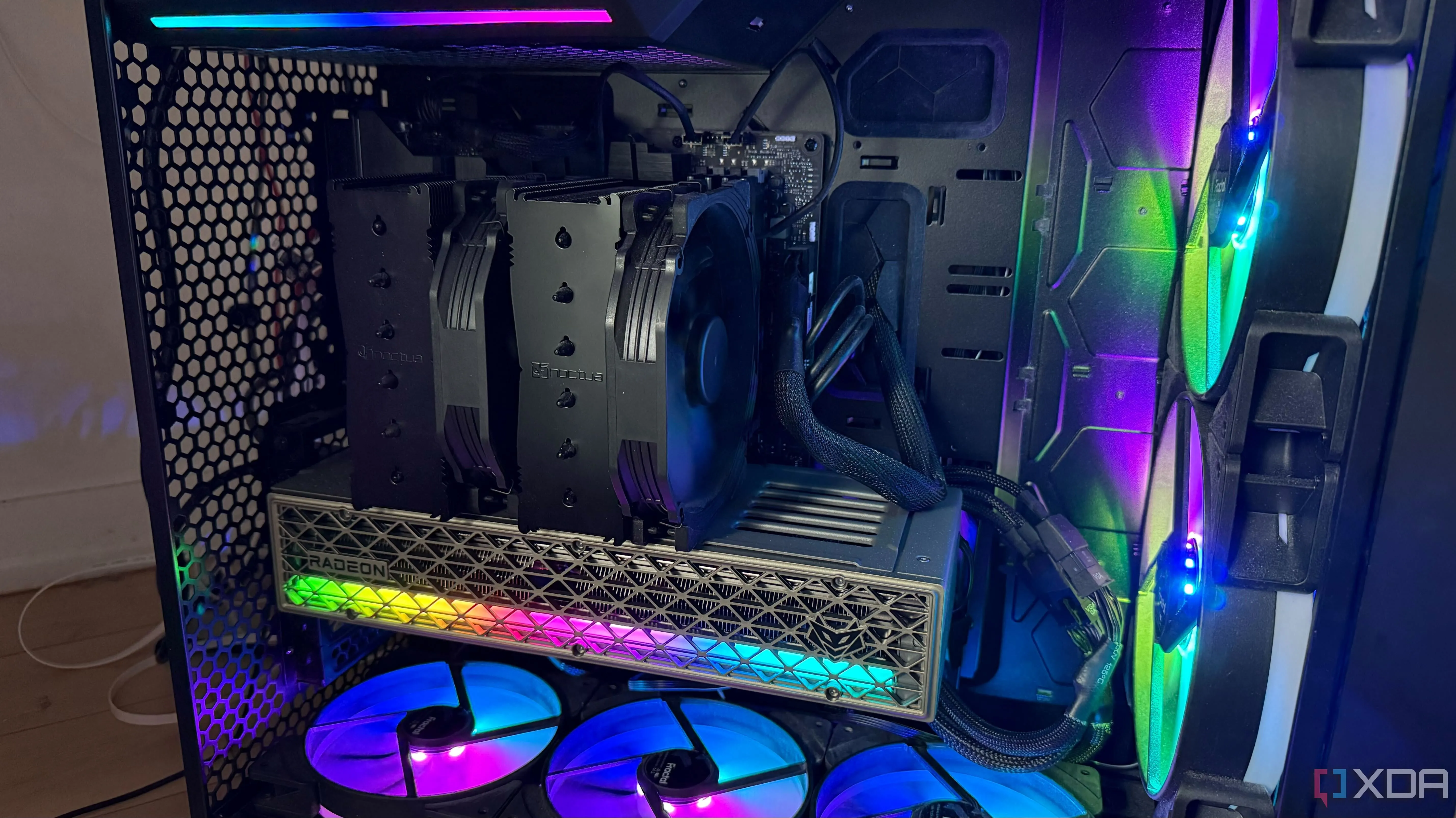 Hệ thống PC với card đồ họa tích hợp đèn RGB đầy màu sắc