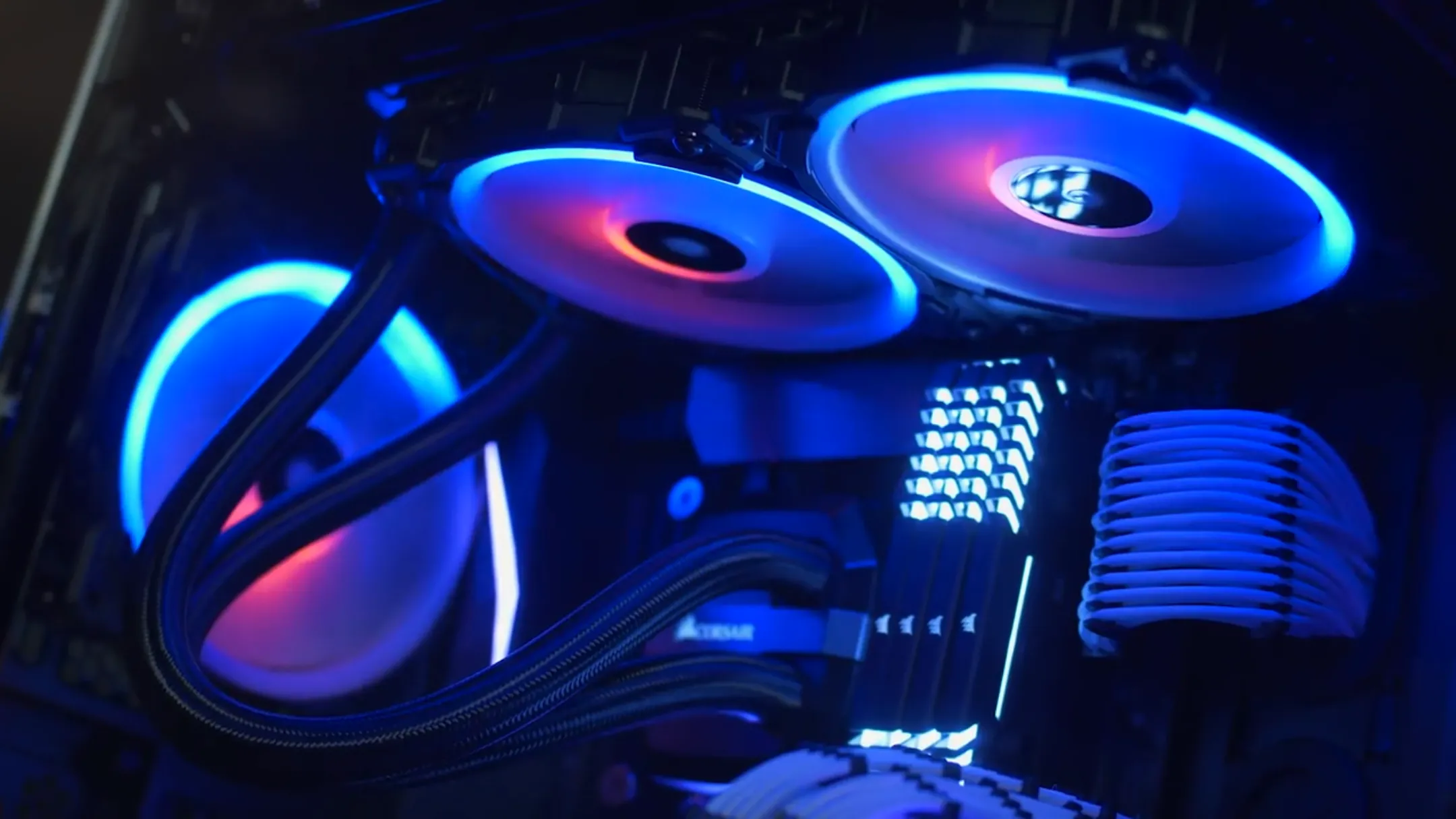 Hệ thống quạt tản nhiệt Corsair LL120 RGB trong vỏ máy tính, nhấn mạnh tầm quan trọng của làm mát hiệu quả cho thiết bị home lab.