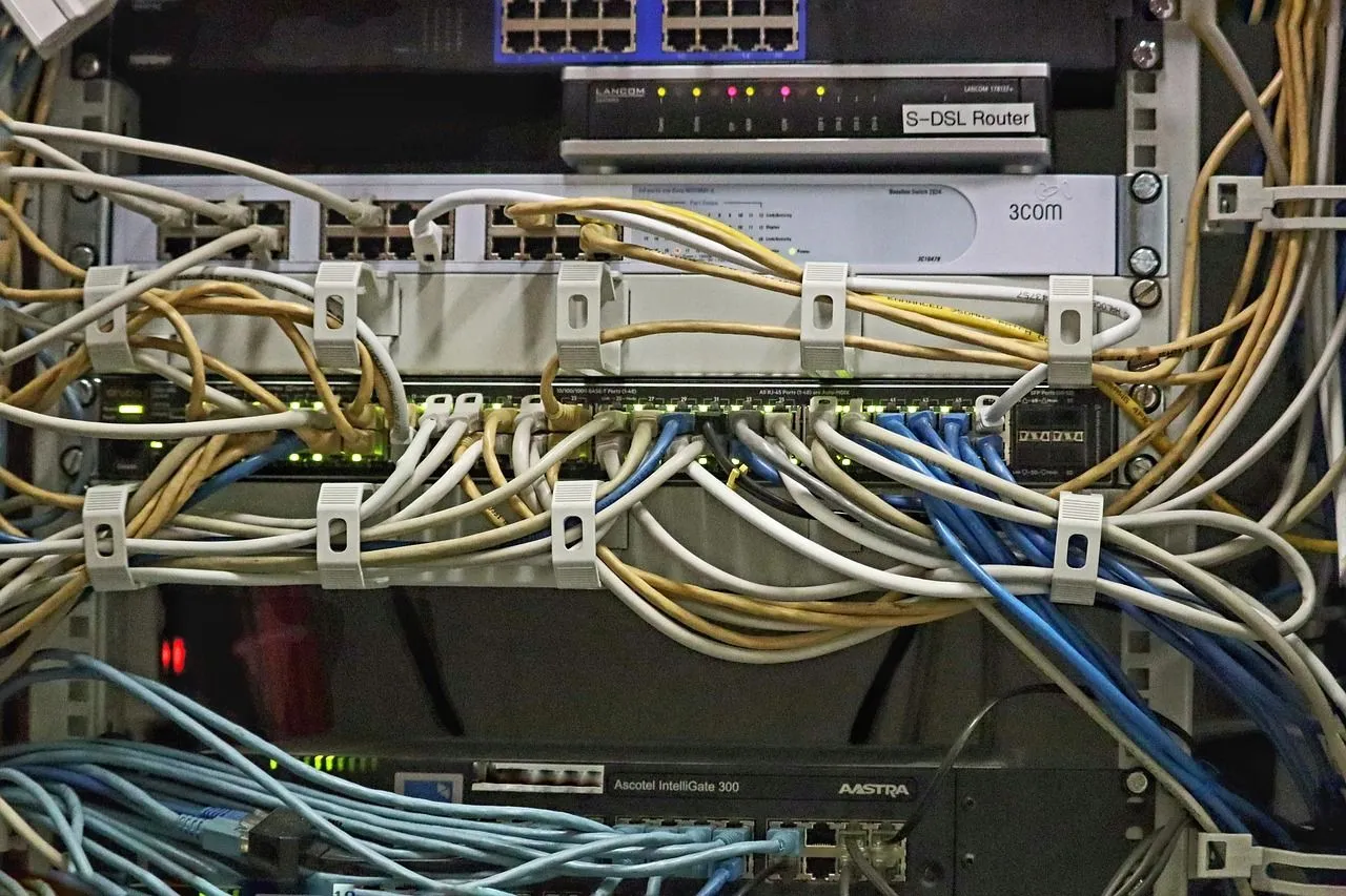 Hệ thống server và bộ chuyển mạch mạng với hàng loạt cáp Ethernet được sắp xếp gọn gàng bằng lược cáp, minh họa hiệu quả của giải pháp quản lý cáp cho trung tâm dữ liệu.