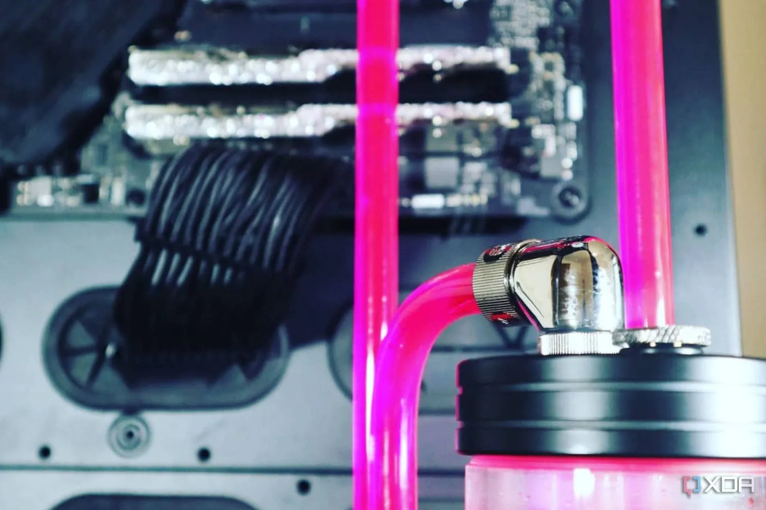 Hệ thống tản nhiệt nước custom trên thùng Thermaltake Tower 900