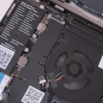 Hệ thống tản nhiệt và quạt bên trong laptop Framework 13 AMD đã được làm sạch