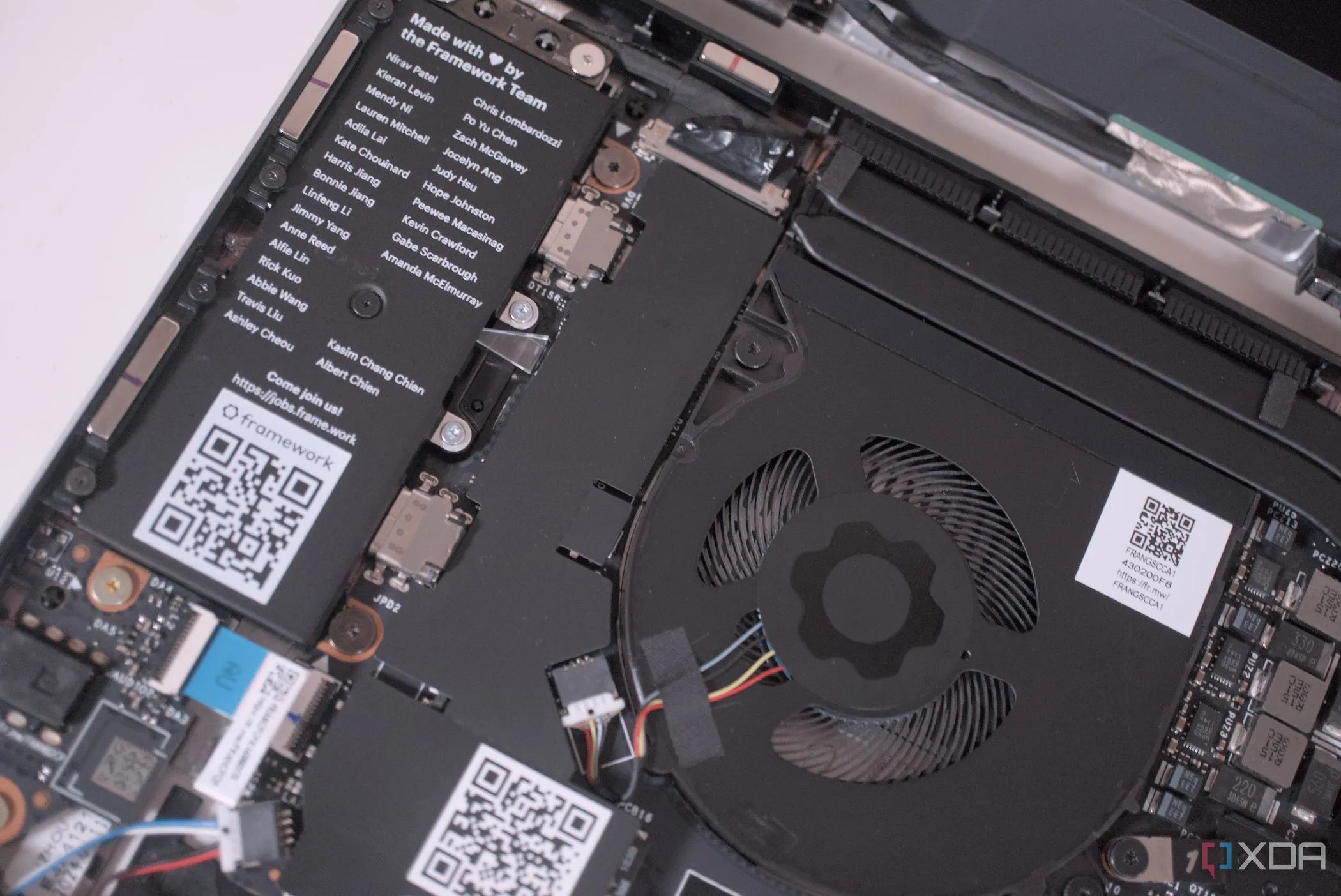 Hệ thống tản nhiệt và quạt bên trong laptop Framework 13 AMD đã được làm sạch
