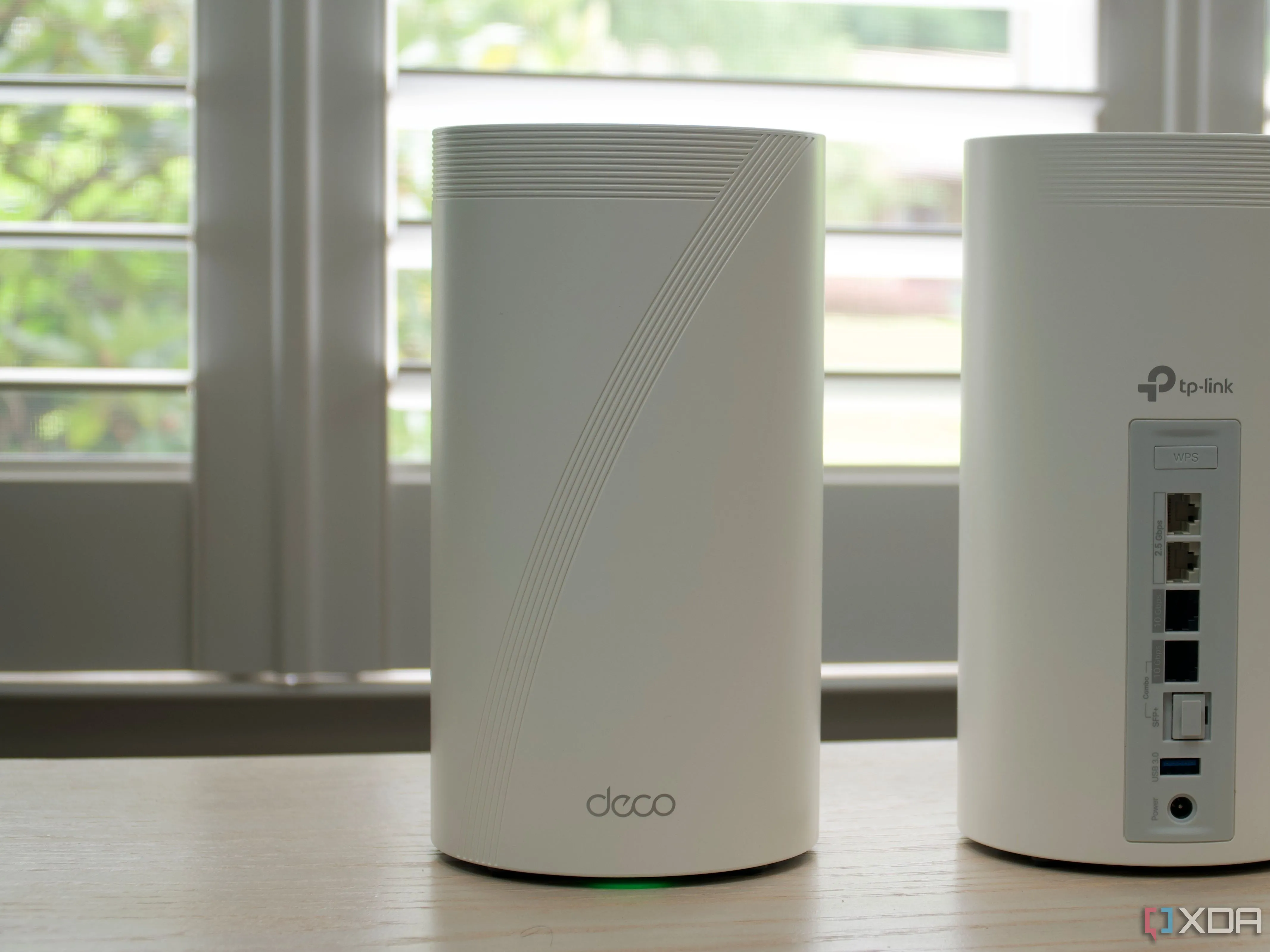 Hệ thống Wi-Fi Mesh TP-Link Deco BE85 với một node chính và một node phụ, minh họa cấu hình mạng Mesh