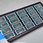 Hình ảnh các chip CPU Intel Meteor Lake Core Ultra đang được lắp ráp, minh họa quy trình sản xuất kiến trúc chiplet của Intel Foveros