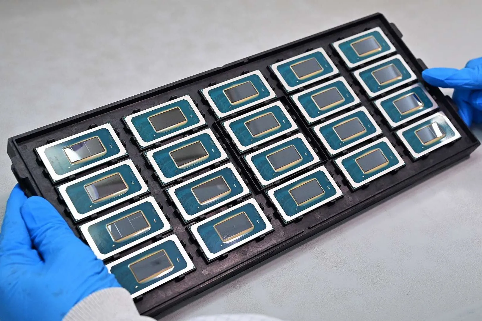 Hình ảnh các chip CPU Intel Meteor Lake Core Ultra đang được lắp ráp, minh họa quy trình sản xuất kiến trúc chiplet của Intel Foveros