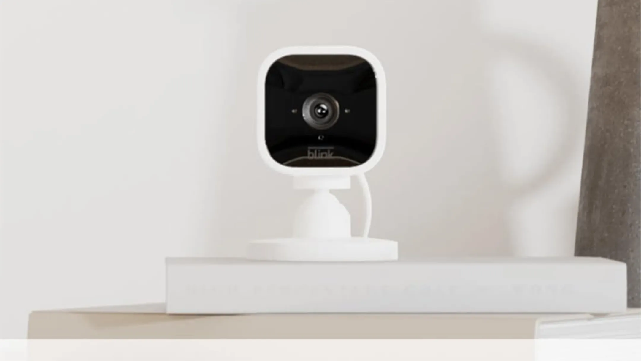 Hình ảnh cận cảnh camera Blink Mini cùng các tính năng nổi bật như chất lượng 1080p và âm thanh hai chiều.