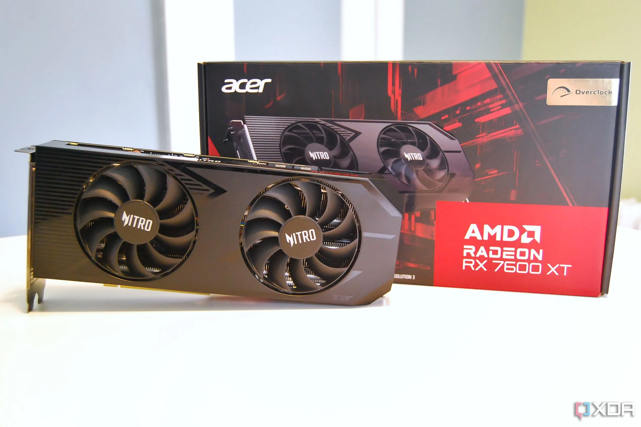 Hình ảnh cận cảnh card đồ họa Acer Nitro Radeon RX 7600 XT OC, minh họa cho việc tăng VRAM vẫn hiệu quả