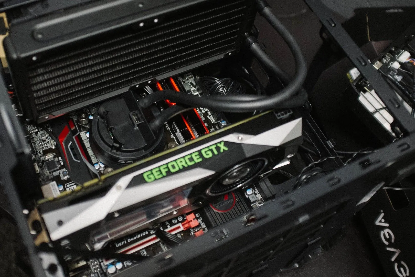 Hình ảnh cận cảnh card đồ họa NVIDIA GeForce GTX 1070 Ti Founders Edition được lắp đặt bên trong một máy tính, minh họa cho khả năng xử lý video của GPU trong môi trường home server.