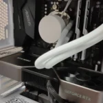 Hình ảnh cận cảnh card đồ họa NVIDIA GeForce RTX 3080 FE trong máy tính gaming màu trắng