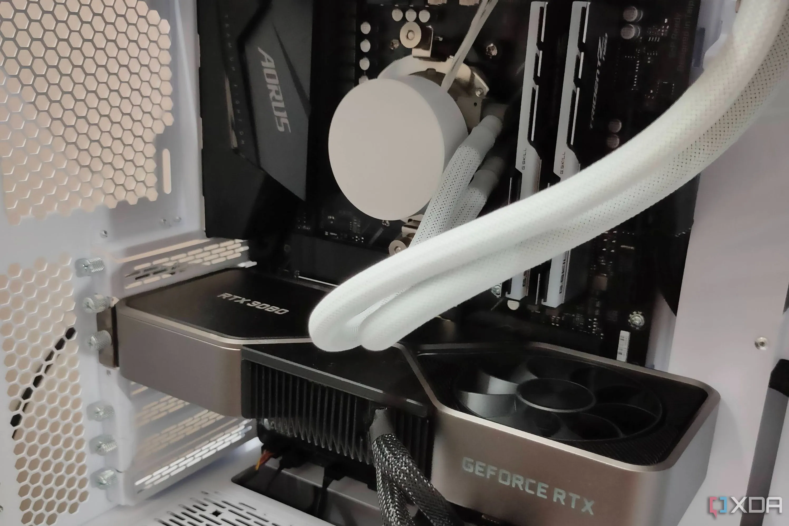 Hình ảnh cận cảnh card đồ họa NVIDIA GeForce RTX 3080 FE trong máy tính gaming màu trắng