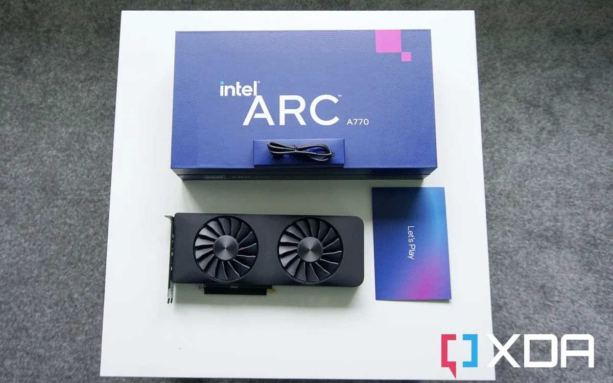 Hình ảnh cận cảnh GPU Intel Arc A770, một linh kiện quan trọng trong hệ thống server tại nhà.