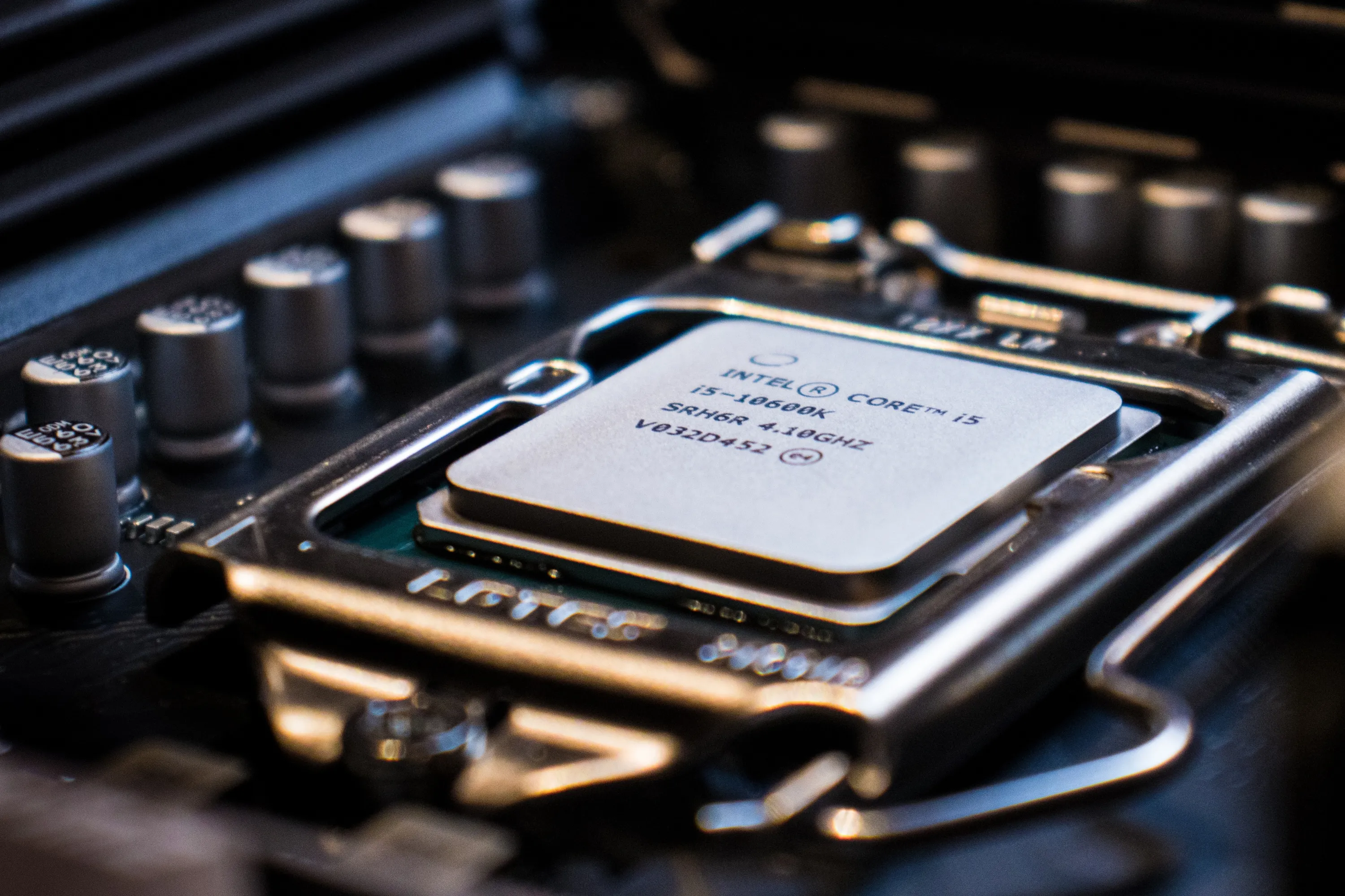 Hình ảnh cận cảnh một CPU Intel Core i5 được gắn trên bo mạch chủ, tập trung vào khu vực VRM