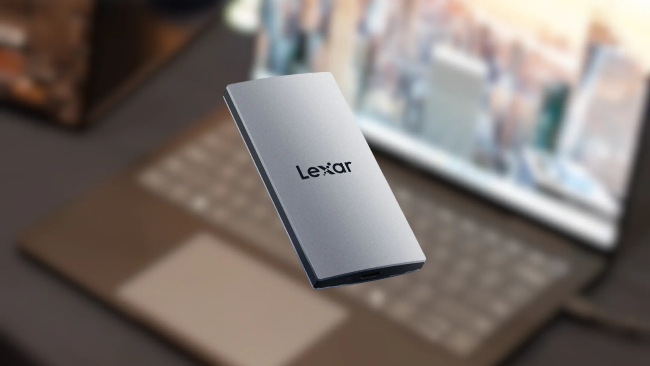 Hình ảnh cận cảnh ổ cứng Lexar ES3 Portable SSD, nhấn mạnh thiết kế nhỏ gọn và chất liệu cao cấp