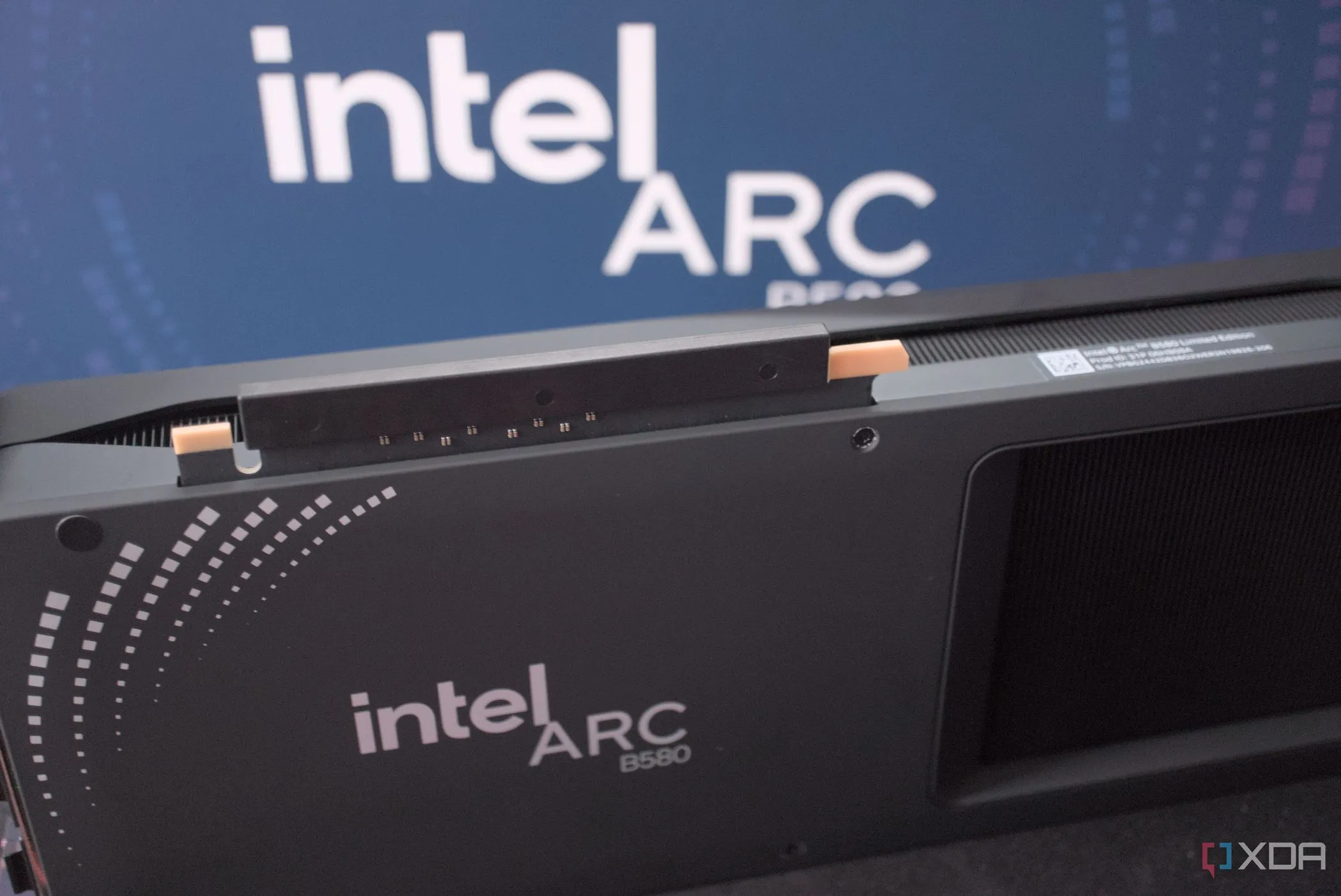 Hình ảnh card đồ họa Intel Arc B580, đối thủ nội bộ của B570