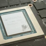 Hình ảnh chip GPU và các mô-đun VRAM trên bo mạch, minh họa cấu trúc bộ nhớ của card đồ họa RTX.