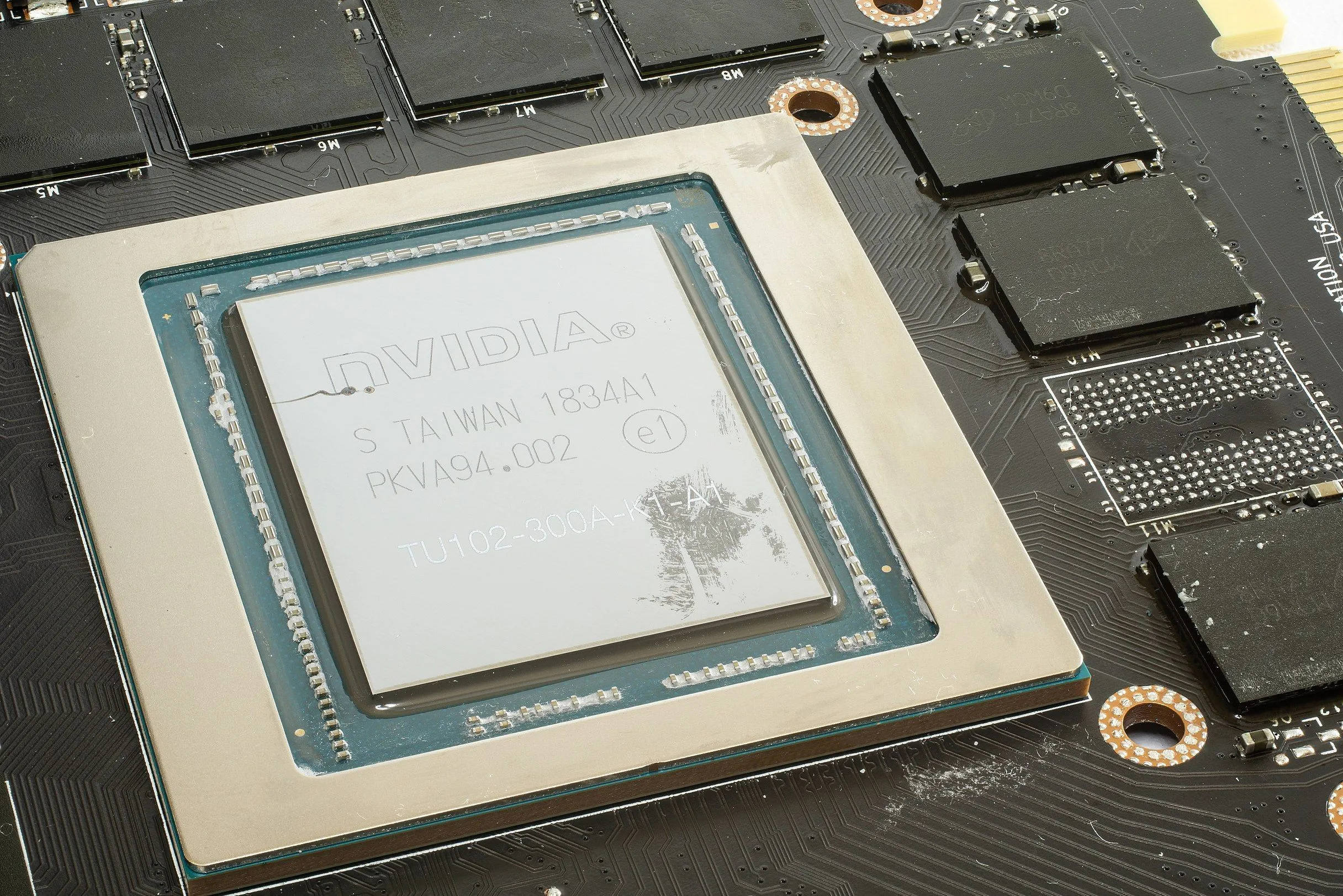 Hình ảnh chip GPU và các mô-đun VRAM trên bo mạch, minh họa cấu trúc bộ nhớ của card đồ họa RTX.