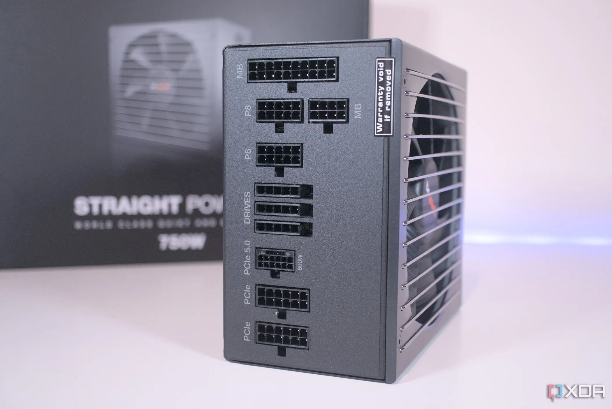 Hình ảnh cổng kết nối của bộ nguồn be quiet! Straight Power 12 750W cho máy tính.