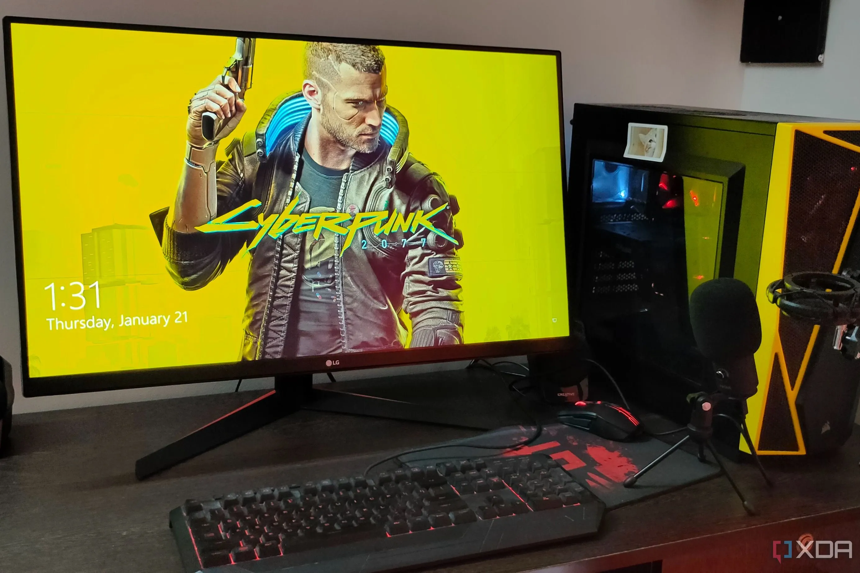 Hình ảnh dàn PC chơi game với màn hình hiển thị hình nền Cyberpunk 2077