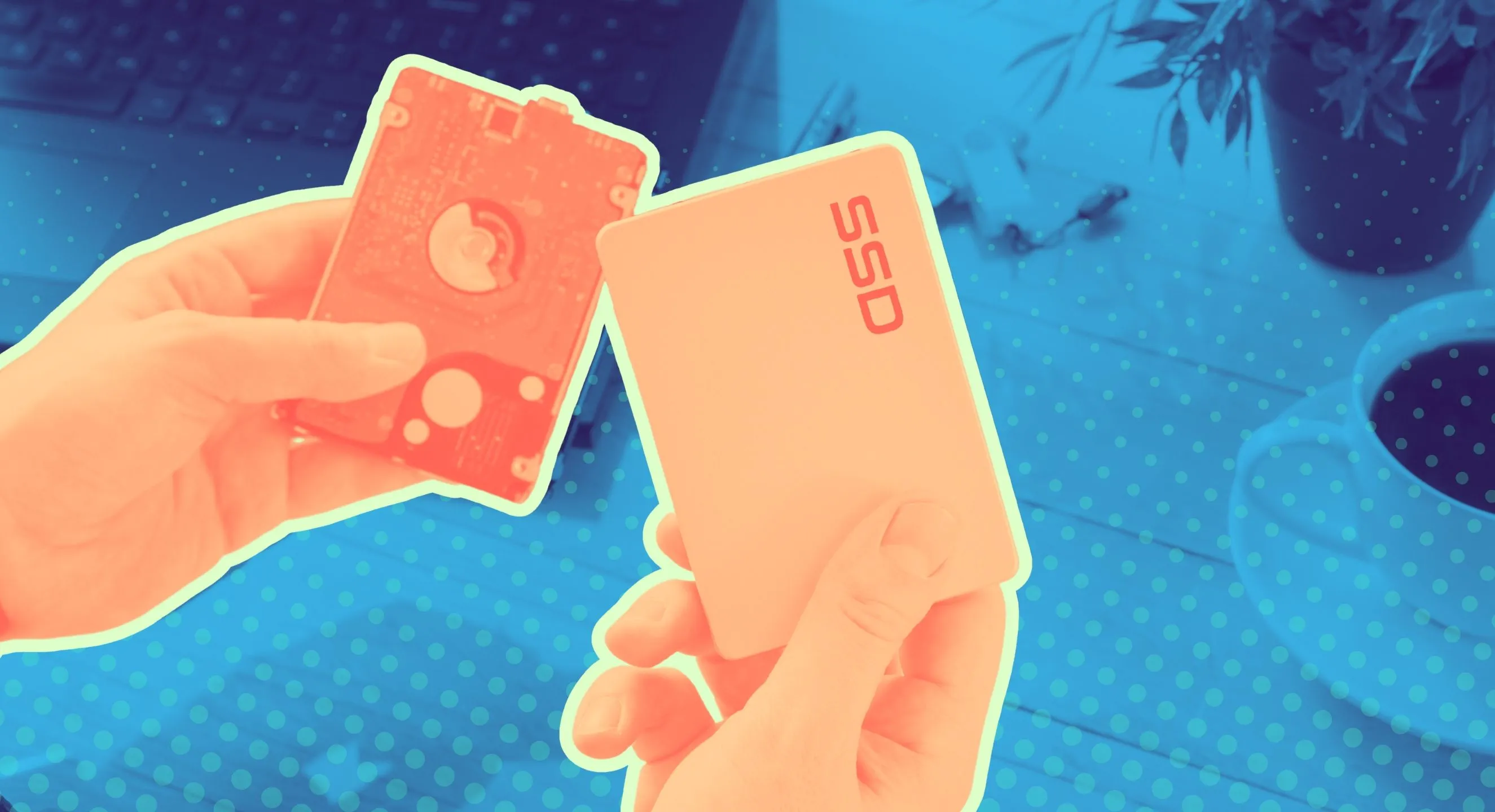 Hình ảnh đồ họa minh họa bàn tay cầm ổ cứng SSD, tượng trưng cho tuổi thọ và độ bền của SSD bị ảnh hưởng bởi quá trình ghi dữ liệu.